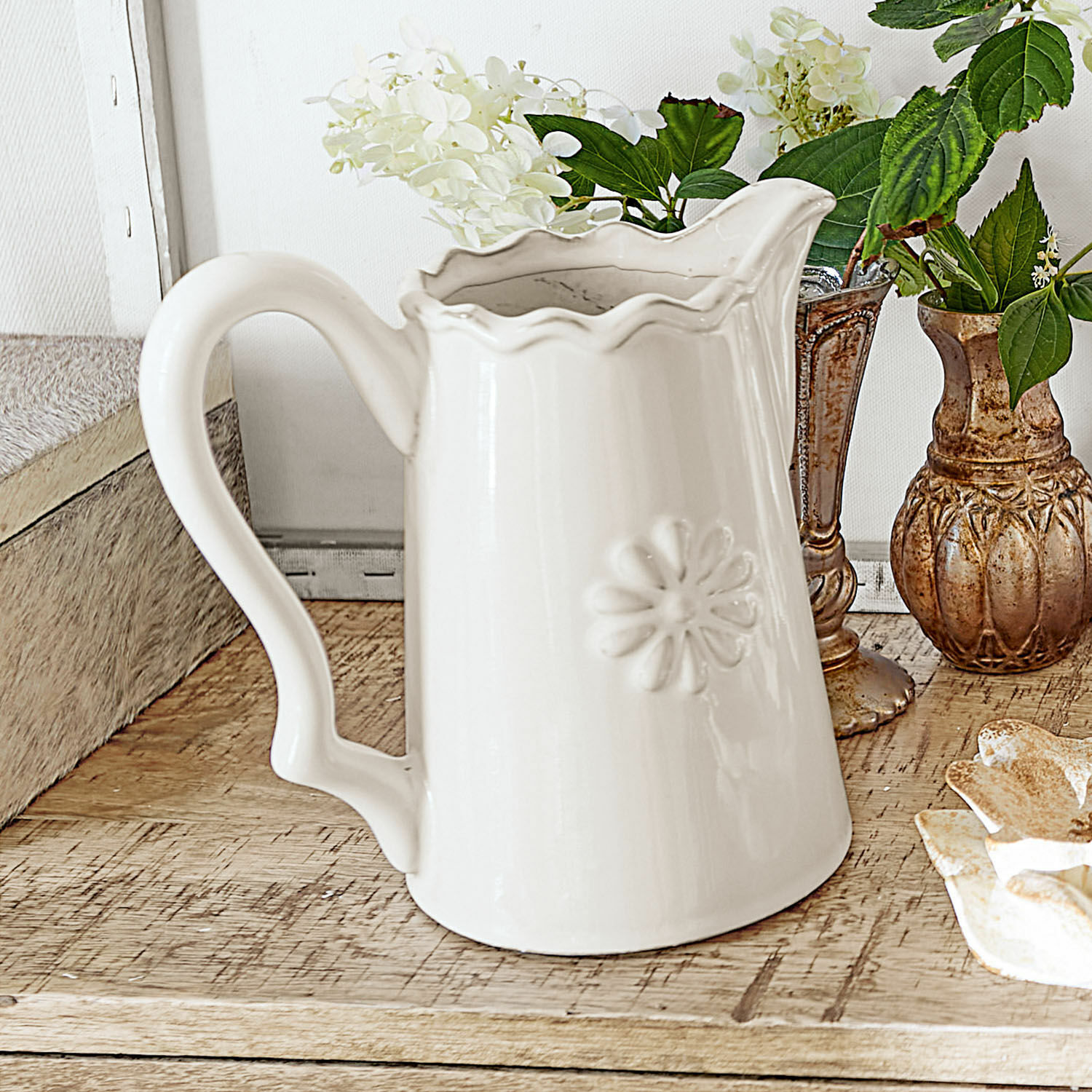 Caraffa Mallevesse Brocca in ceramica bianca con motivo floreale in rilievo su tavolo in legno, decorazione d'interni