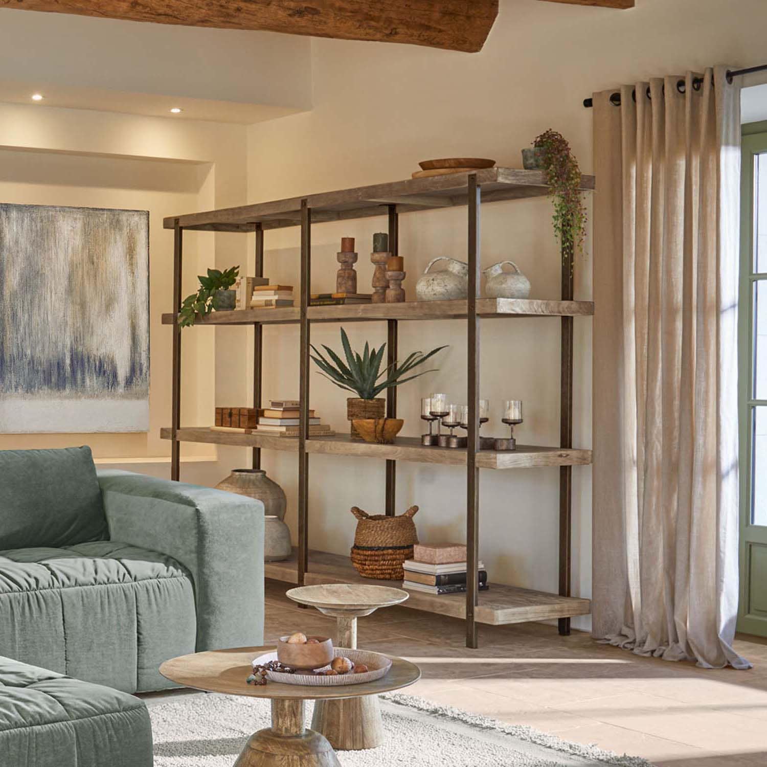 Grande scaffale in legno con struttura metallica colore naturale, decorazioni e piante in soggiorno