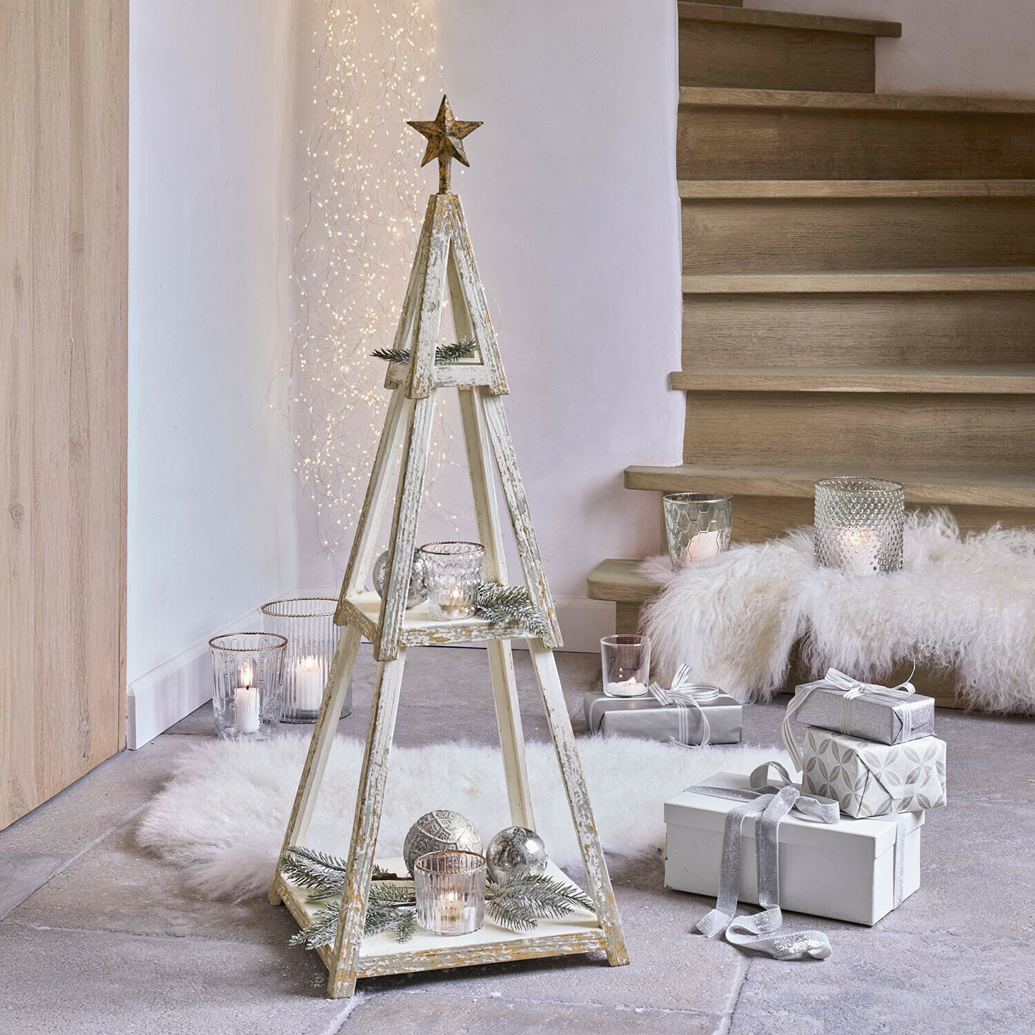 Albero decorativo Myrnara Albero di Natale decorativo in legno con finitura bianca vintage e ornamenti natalizi per interni