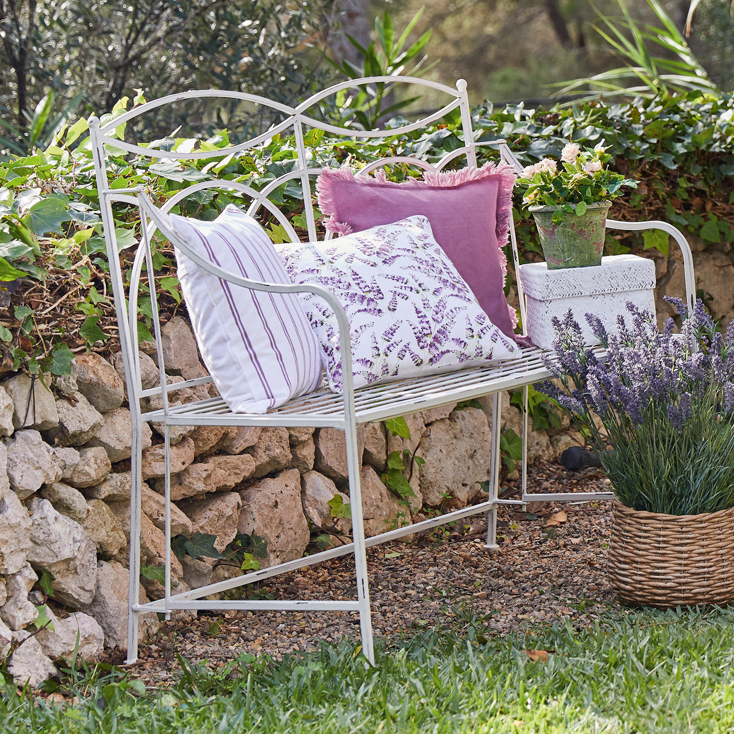 Panchina Jablines Panchina da giardino in metallo bianco con cuscini viola e lavanda in cesta di vimini