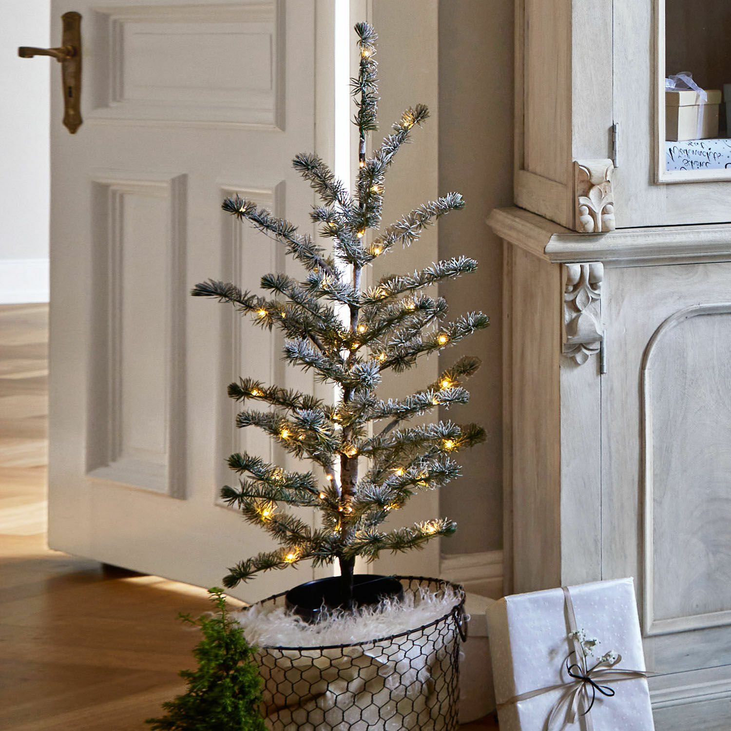 Alberello decorativo Lawrence Piccolo albero di Natale artificiale con rami verdi e luci LED calde in cesta decorativa