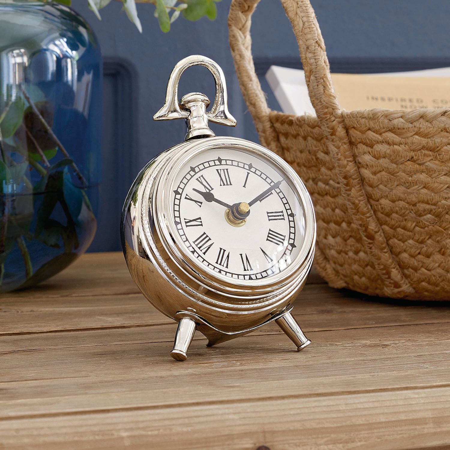 Orologio Coraten Orologio da tavolo in metallo argento con numeri romani su superficie in legno, decorazione casa