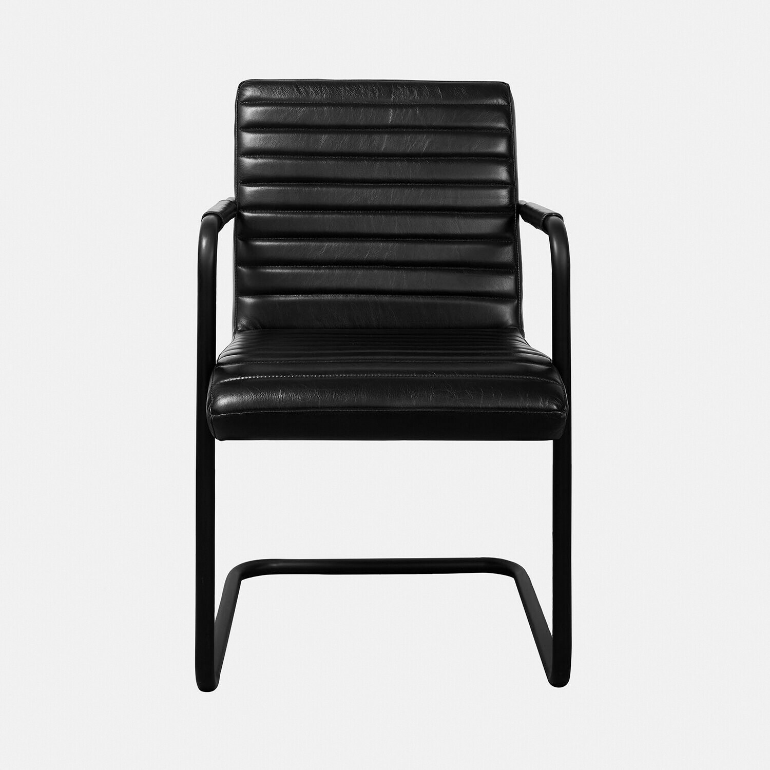 Poltrona nera in pelle trapuntata con struttura metallica, design moderno per soggiorno o ufficio