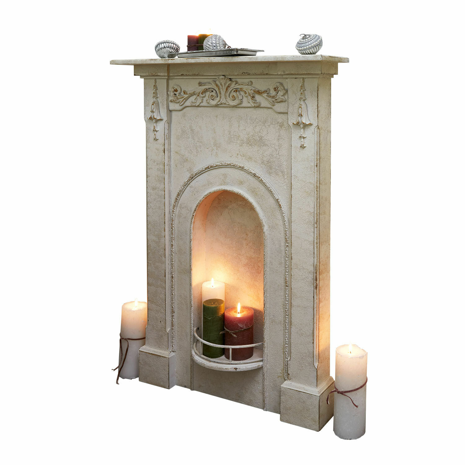 Consolle caminetto Câlanette Camino decorativo in materiale chiaro con candele accese bianche, verdi e rosse