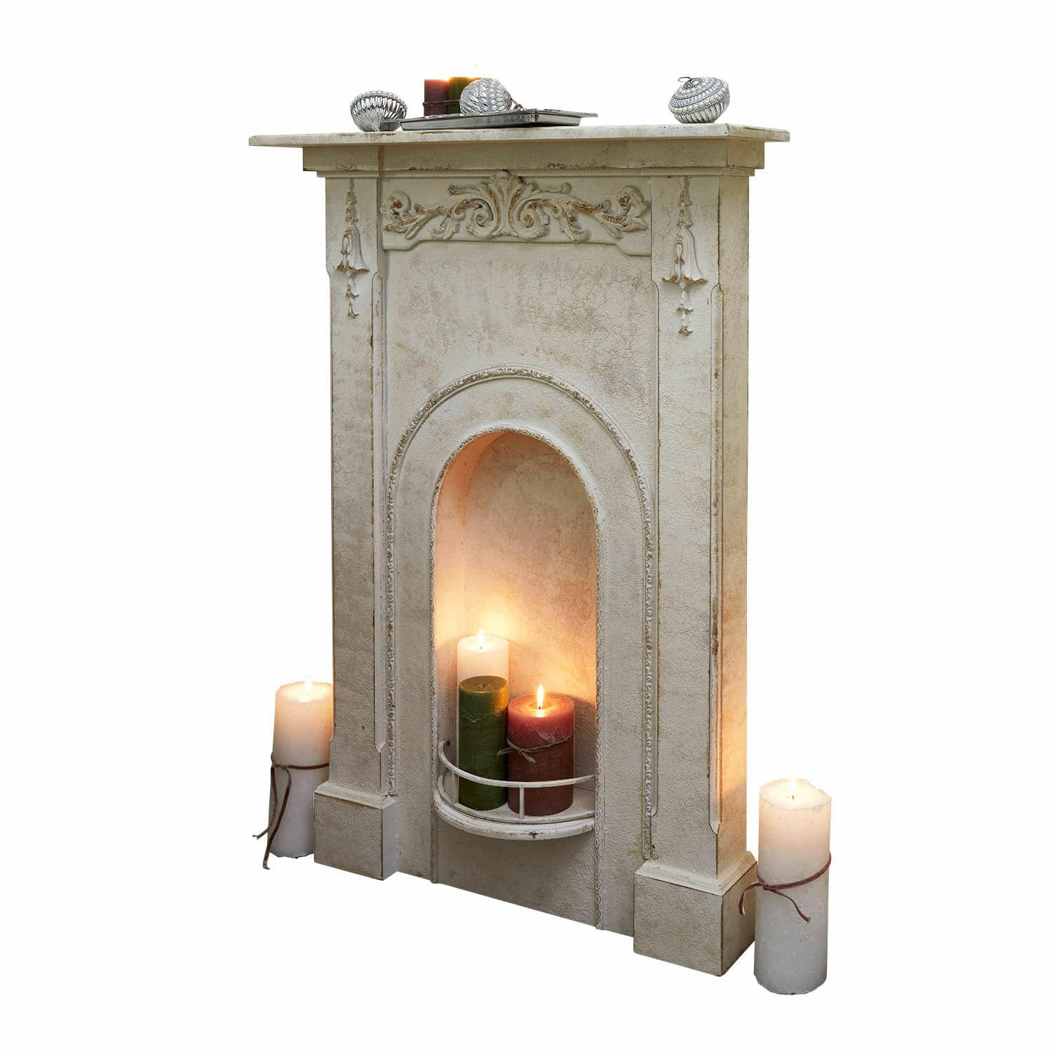 Consolle caminetto Câlanette Camino decorativo in materiale chiaro con candele accese bianche, verdi e rosse