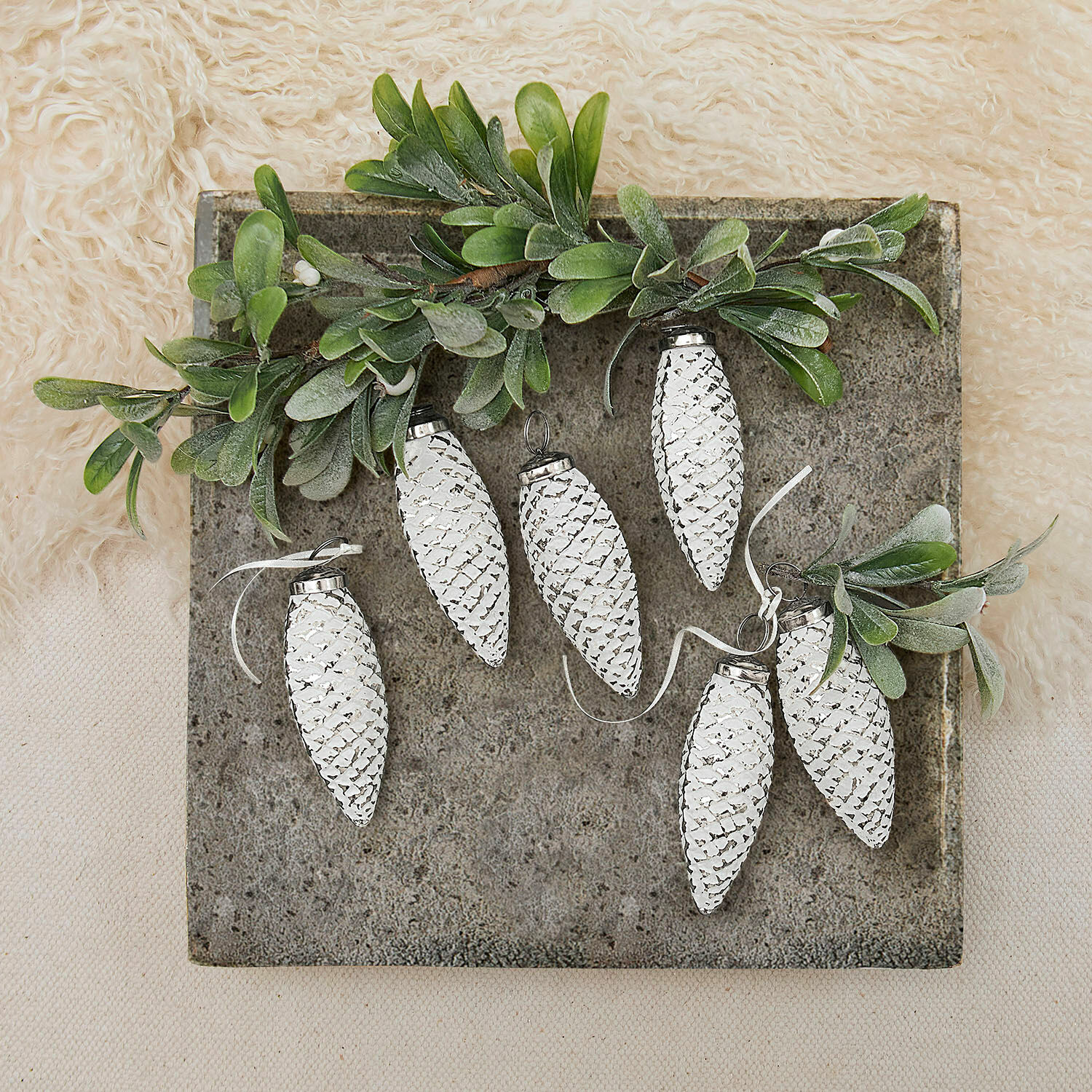 Set di 6 decorazioni da appendere Fréderise Decorazioni a forma di pigna bianche in metallo con foglie verdi su sfondo grigio, decorazione natalizia