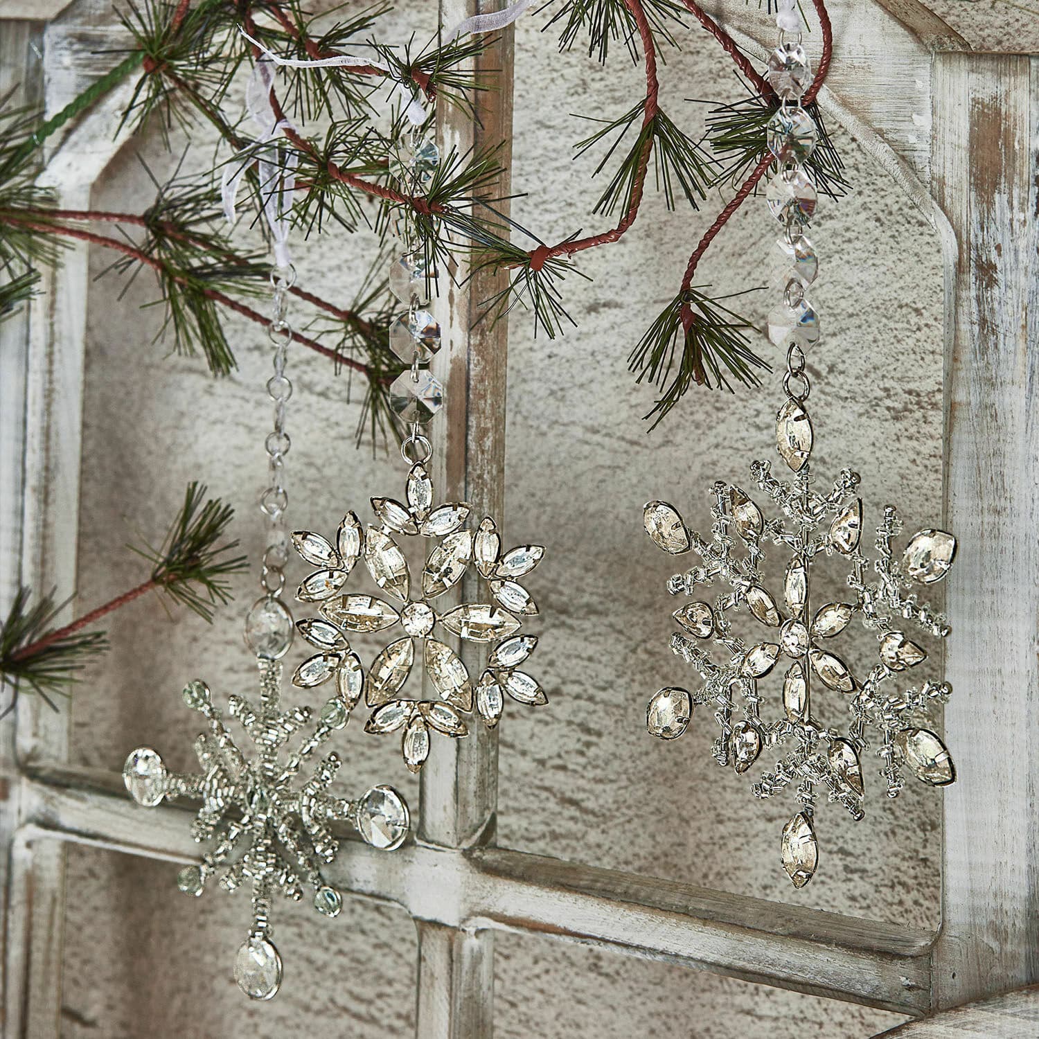 Set di 3 decorazioni da appendere Aleyna Decorazioni natalizie a forma di fiocchi di neve con cristalli trasparenti appesi a rami di pino