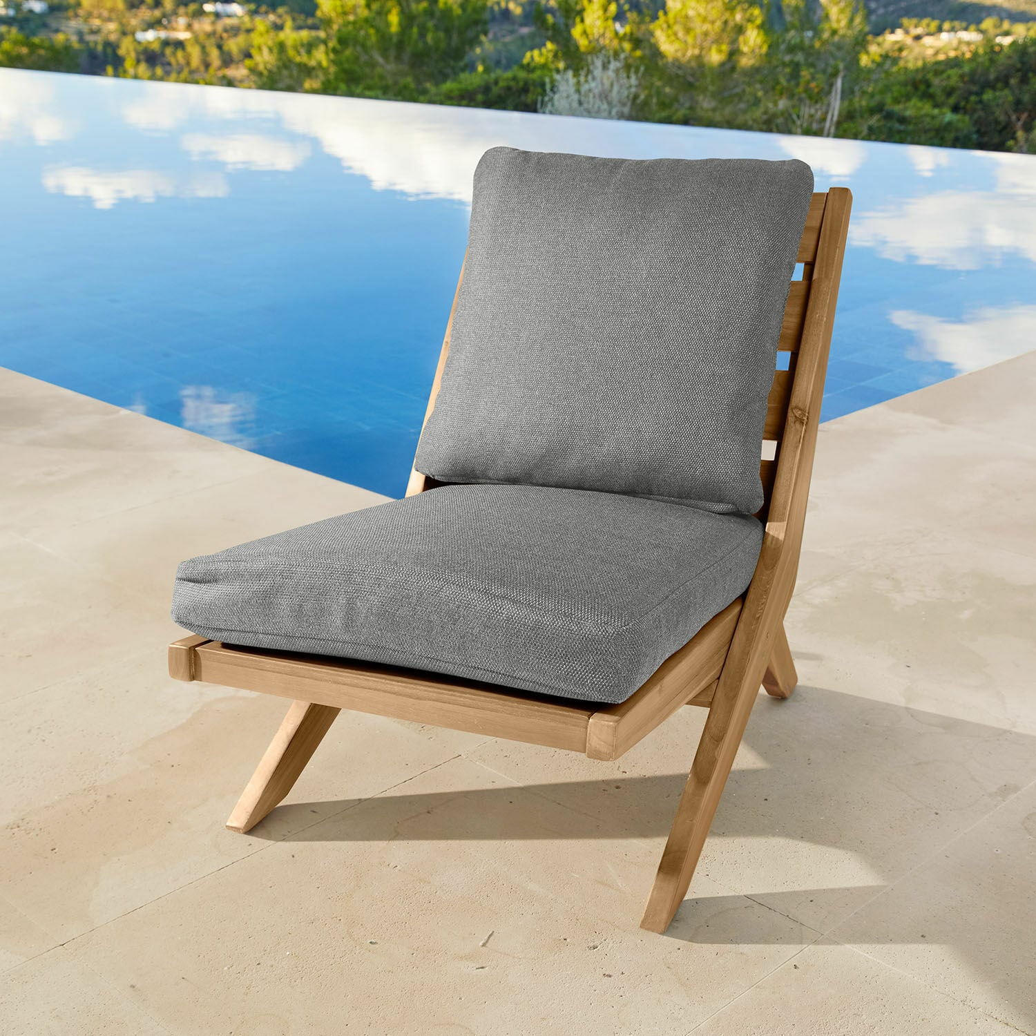 Sedia a sdraio FSC®-100% Montivaux Sdraio in legno di teak con cuscini grigi, perfetta per rilassarsi a bordo piscina