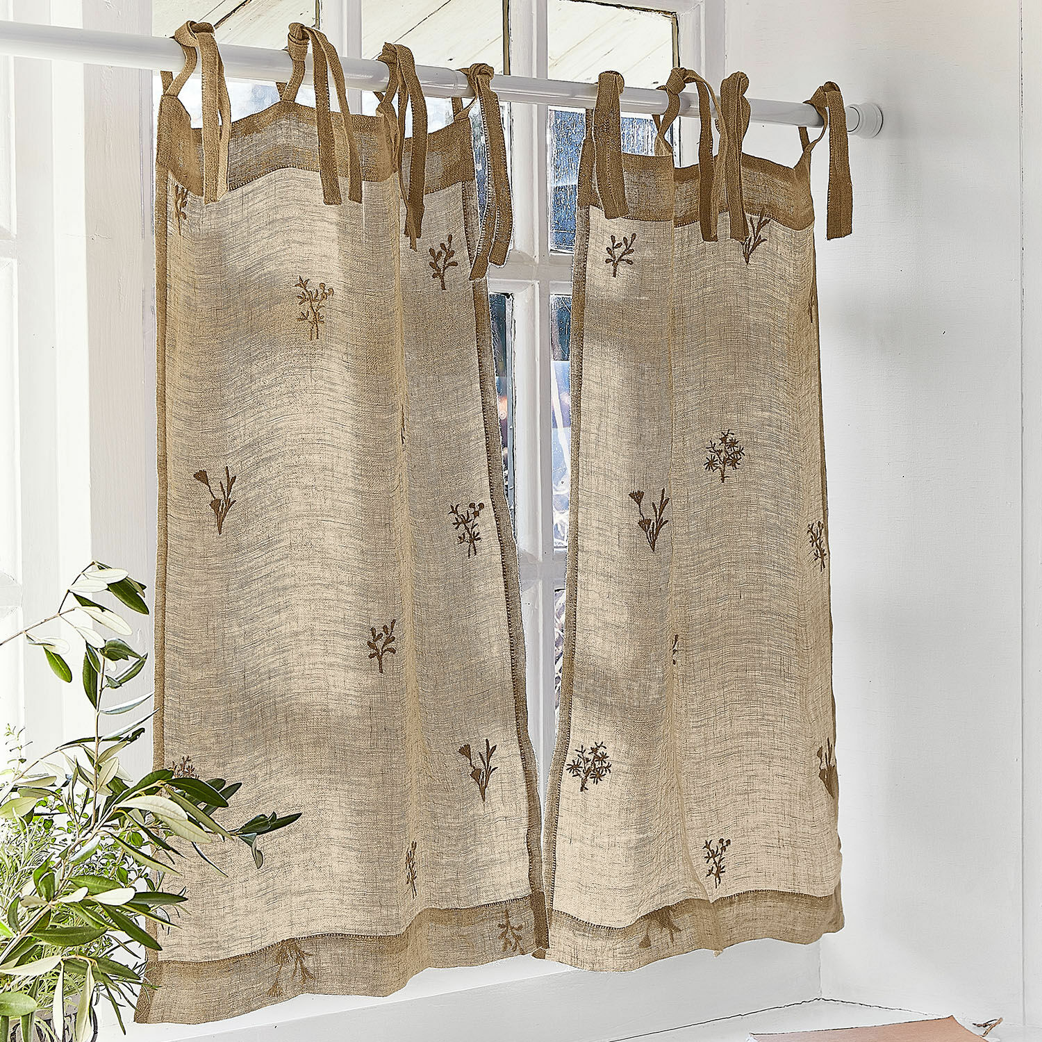 Tendina Arceline Tende in lino color naturale con delicati ricami floreali per decorare finestre