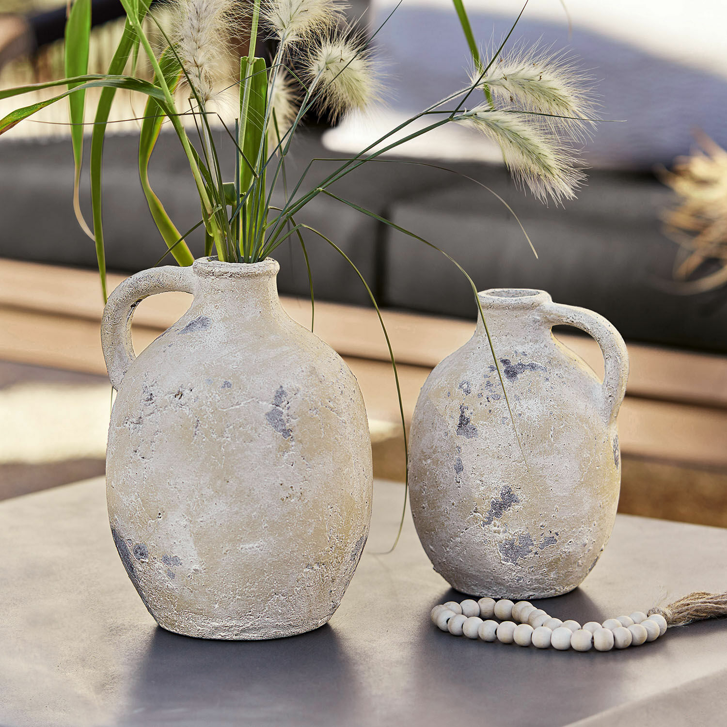 Coppia di vasi Yvorne Due vasi rustici in ceramica beige su tavolo, decorazione per interni ed esterni