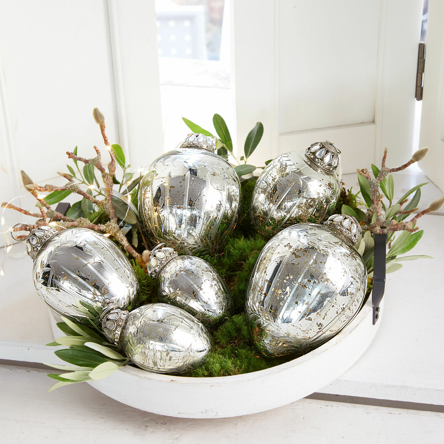 Set di 6 uova di Pasqua Lacul Palle di Natale in vetro argentato con motivo decorativo in ciotola bianca con foglie verdi e muschio
