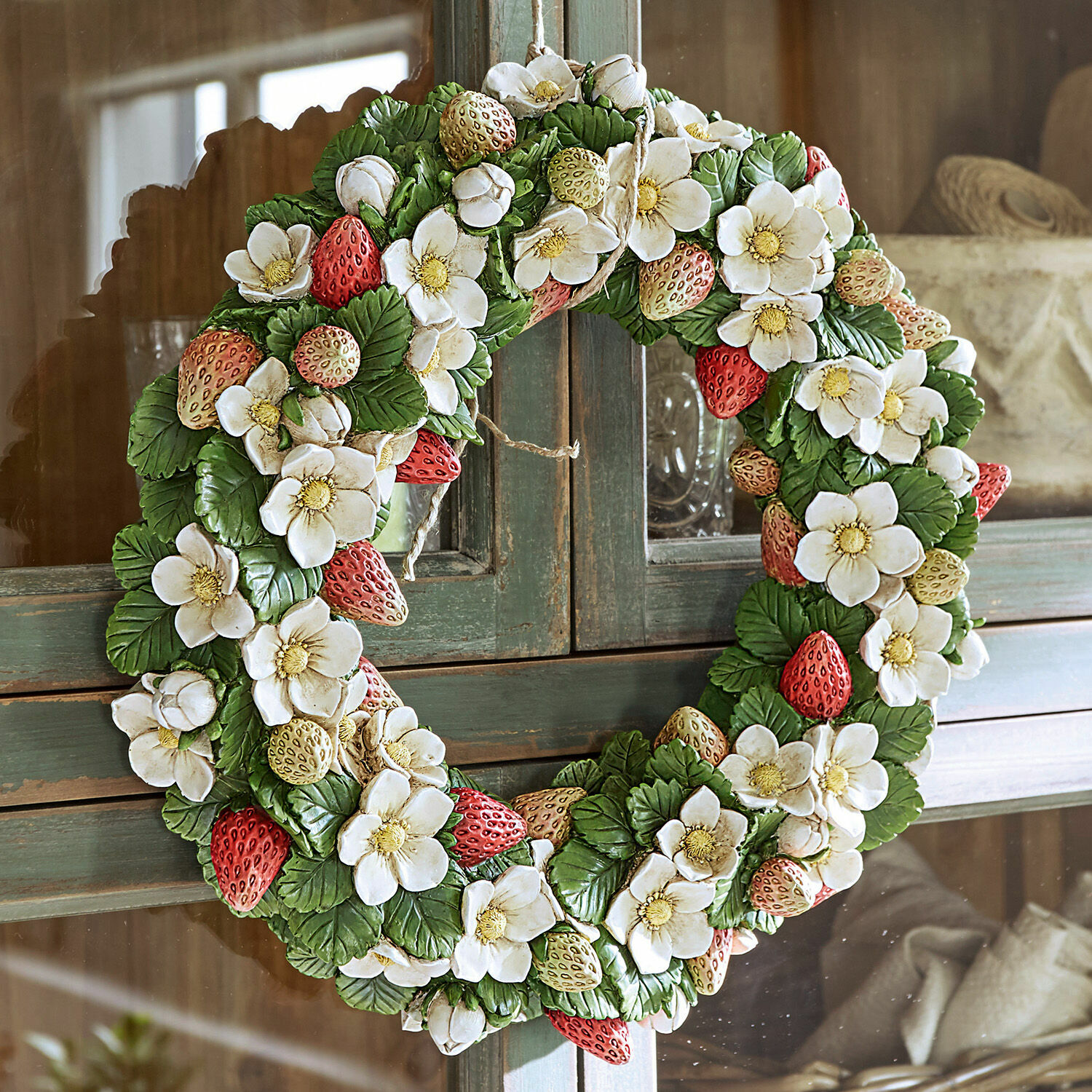 Ghirlanda Strawberry Corona decorativa con fiori bianchi e fragole rosse e gialle su foglie verdi, decorazione da parete