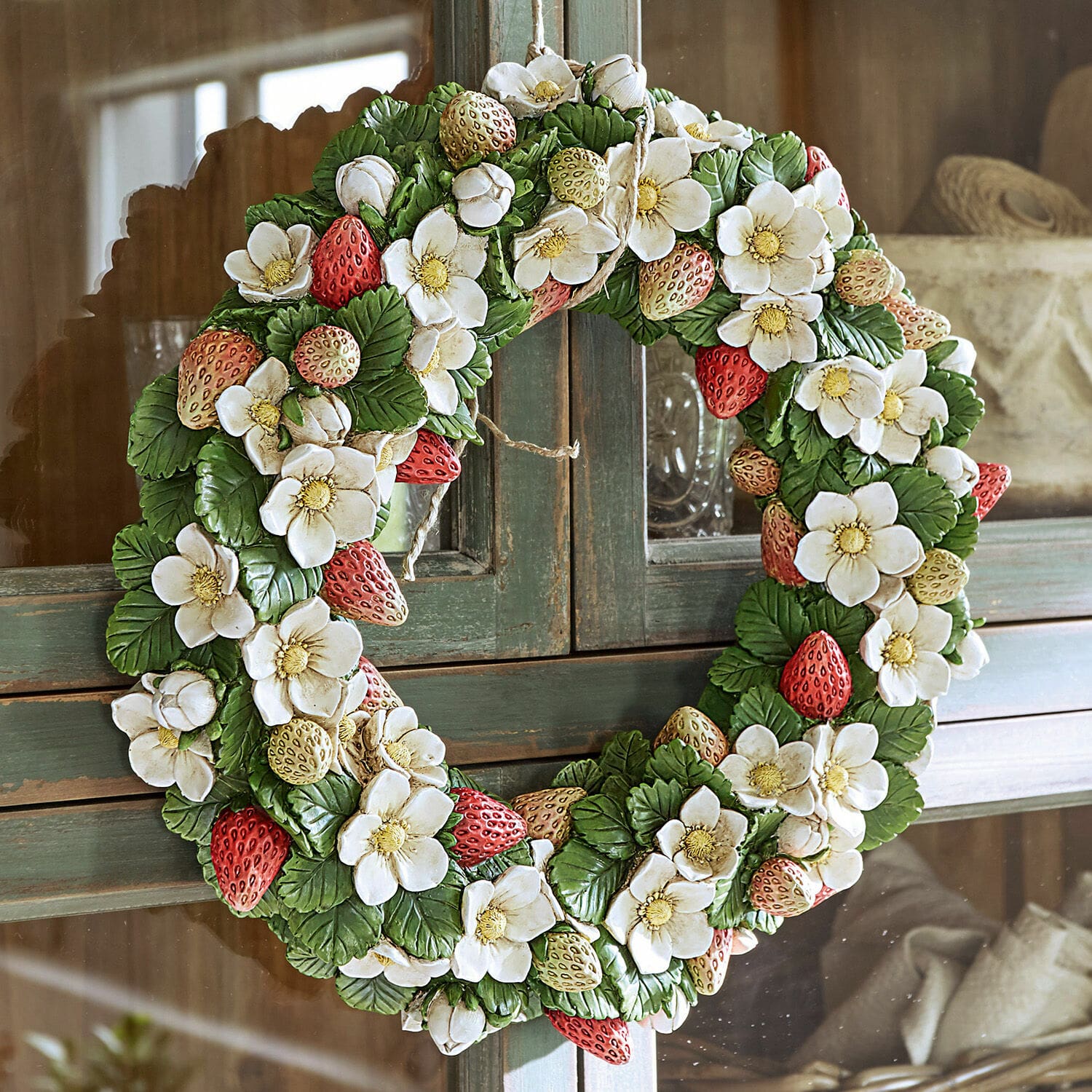 Ghirlanda Strawberry Corona decorativa con fiori bianchi e fragole rosse e gialle su foglie verdi, decorazione da parete