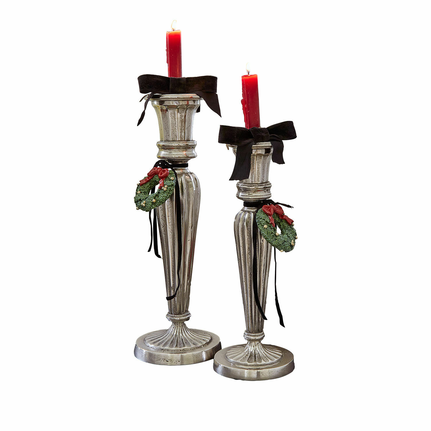 Coppia di candelieri Zahfira Coppia di candelabri argentati con candele rosse e decorazione a corona su nastro nero, decorazione natalizia