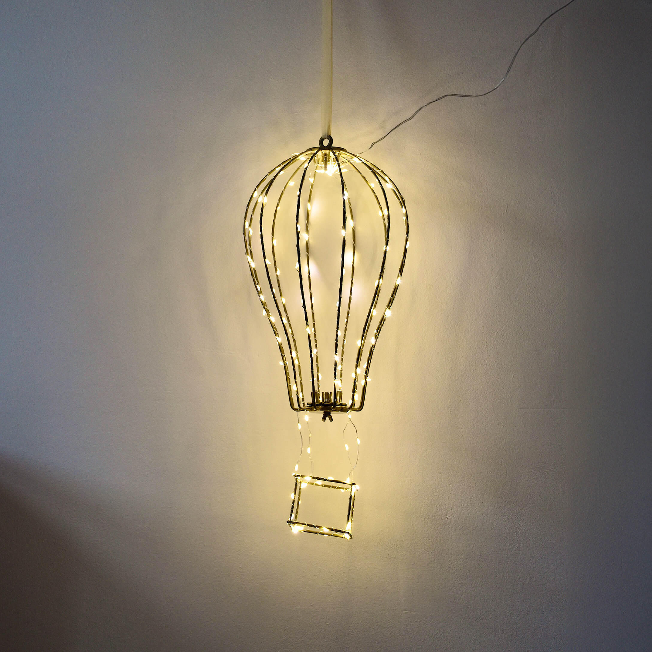 Lampada decorativa a forma di mongolfiera con struttura metallica e luci LED calde su parete