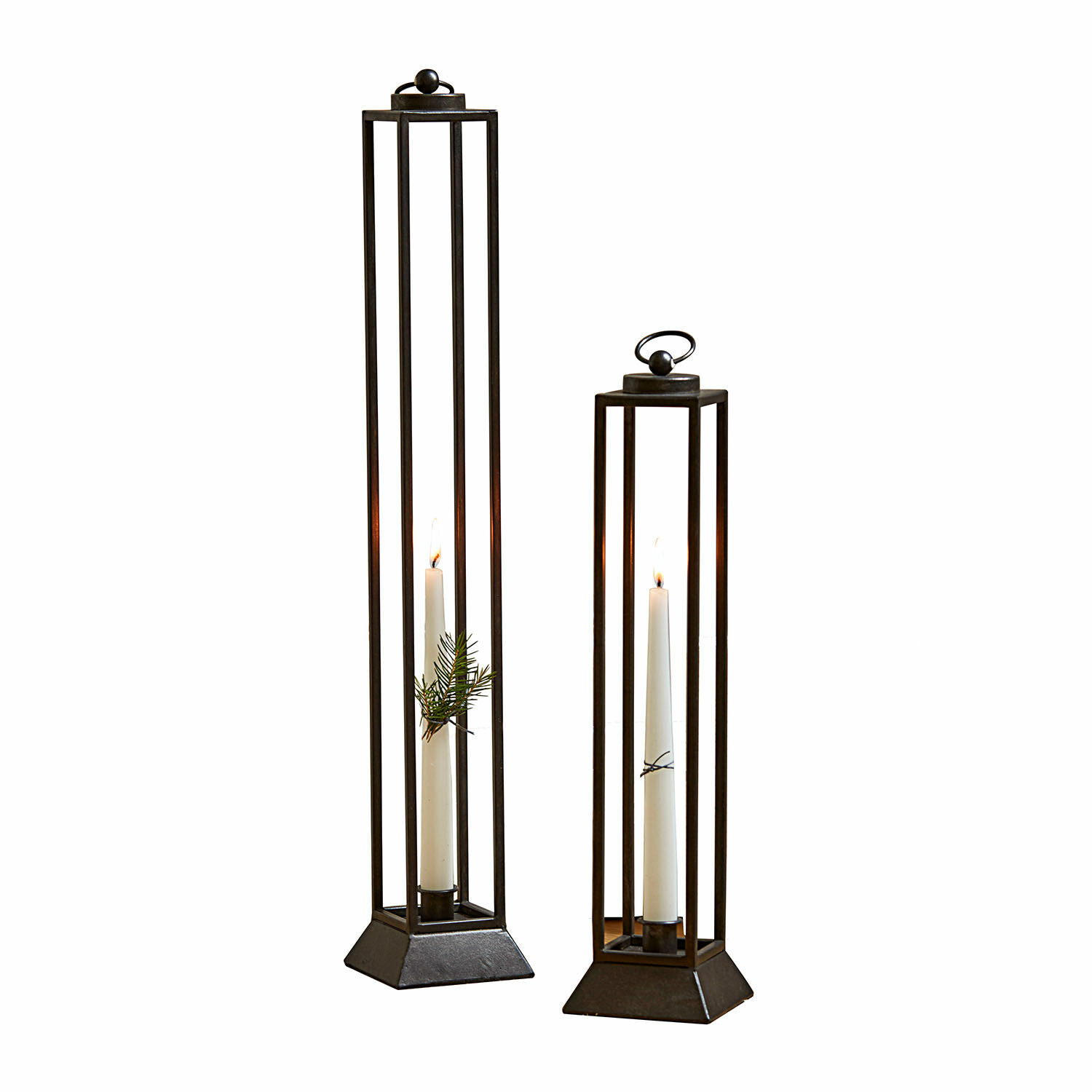 Coppia di lanterne Régat Set di due lanterne in metallo nero con candele bianche e decorazioni di rami verdi