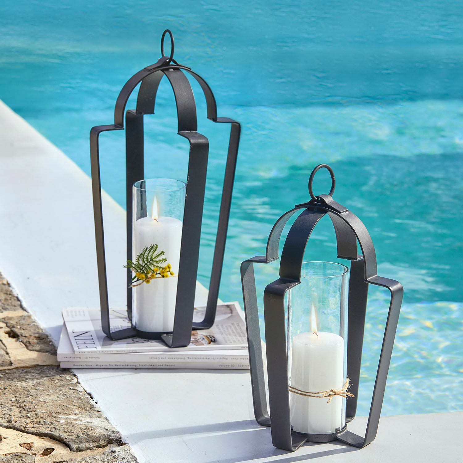 Coppia di lanterne Cime Lanterni neri in metallo con candele bianche a bordo piscina, decorazione e illuminazione esterna
