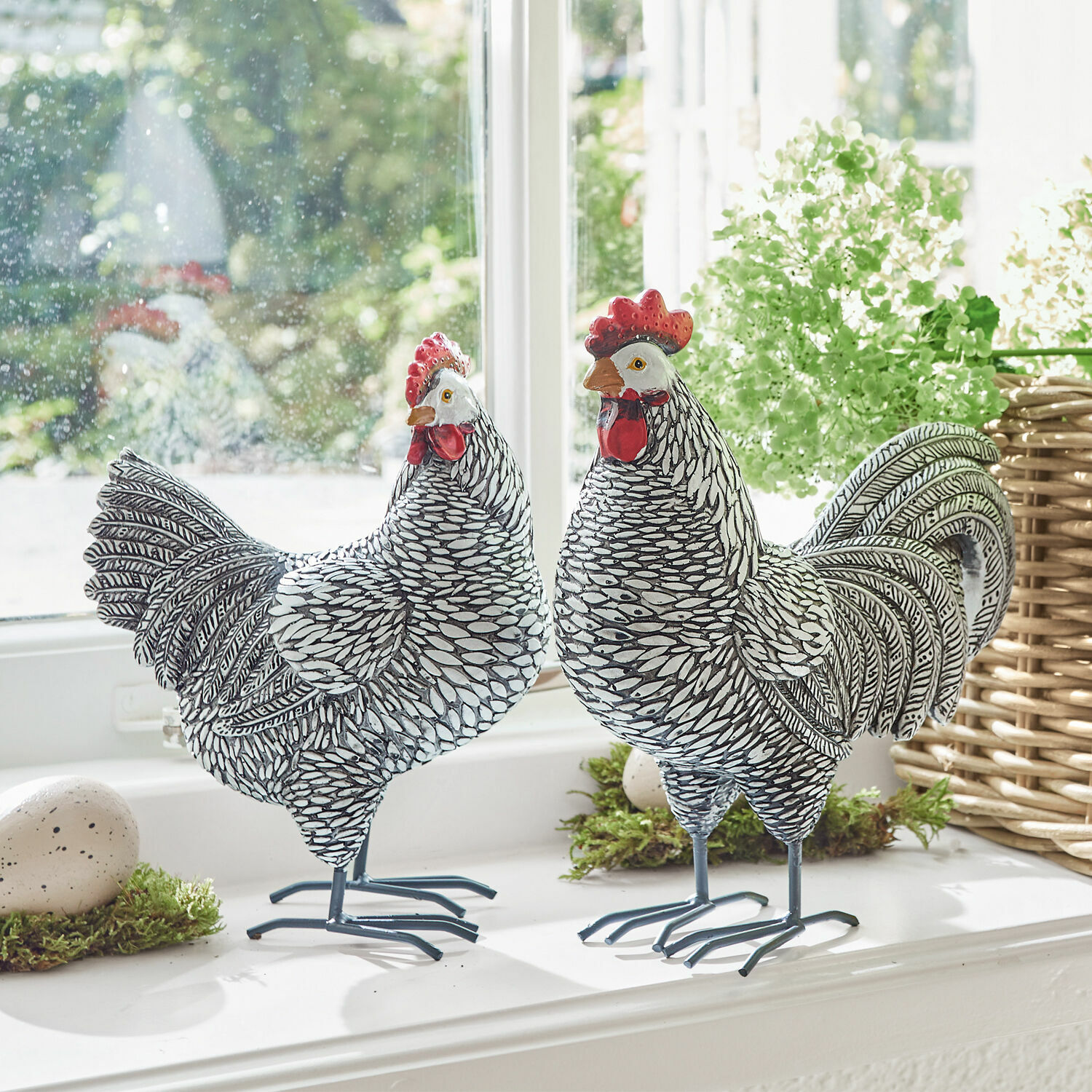 Coppia di galline decorative Mannis Figure decorative di gallo e gallina in metallo bianco e nero su davanzale con piante verdi