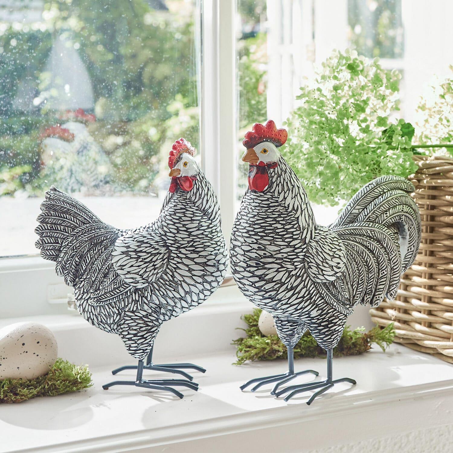 Coppia di galline decorative Mannis Figure decorative di gallo e gallina in metallo bianco e nero su davanzale con piante verdi