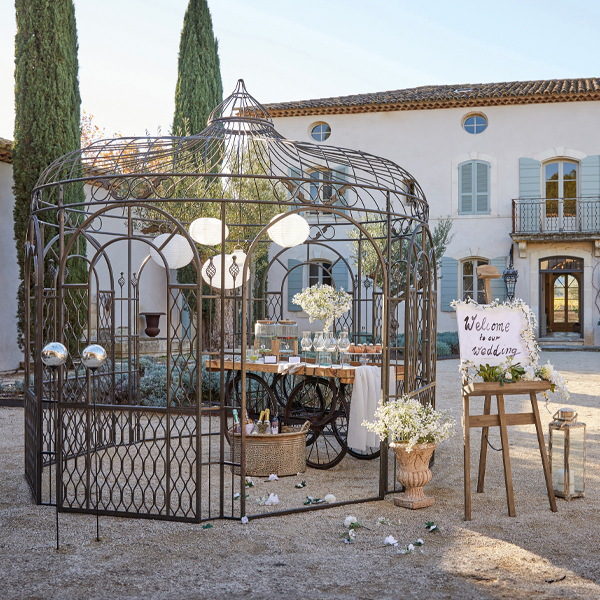 Gazebo da giardino in metallo stile vintage decorato con fiori per evento all'aperto