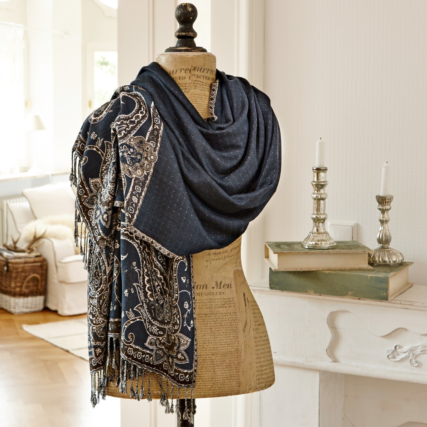 Scialle Laine Sciarpa blu scuro con motivo paisley e frange su manichino in soggiorno luminoso