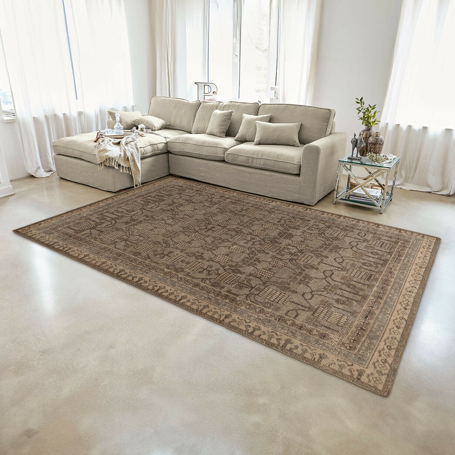 Tappeto Hélavor Tappeto beige con motivo orientale su pavimento chiaro in soggiorno moderno con divano beige