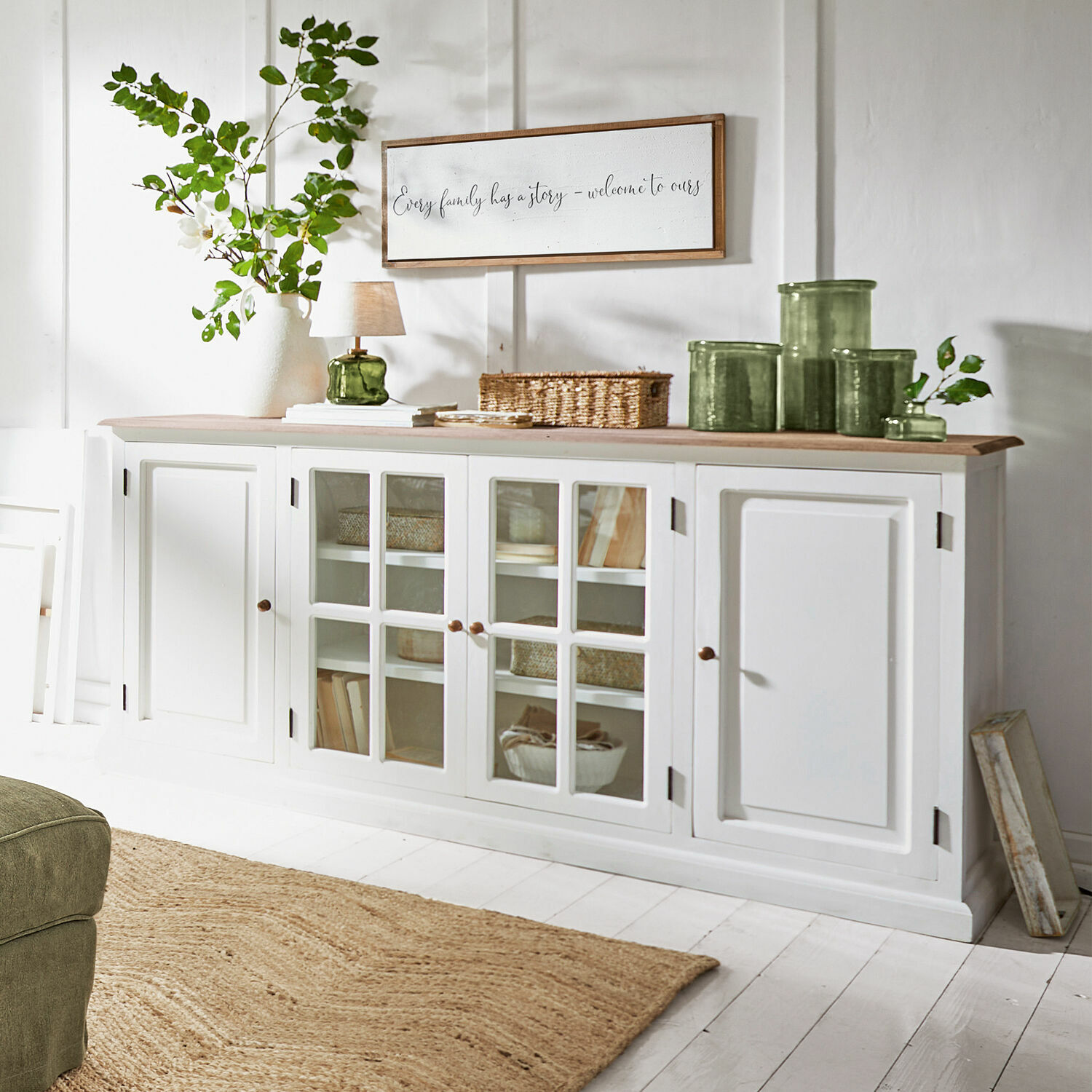 Credenza Kostan Credenza in legno bianco con ante in vetro e piano in legno chiaro in soggiorno luminoso