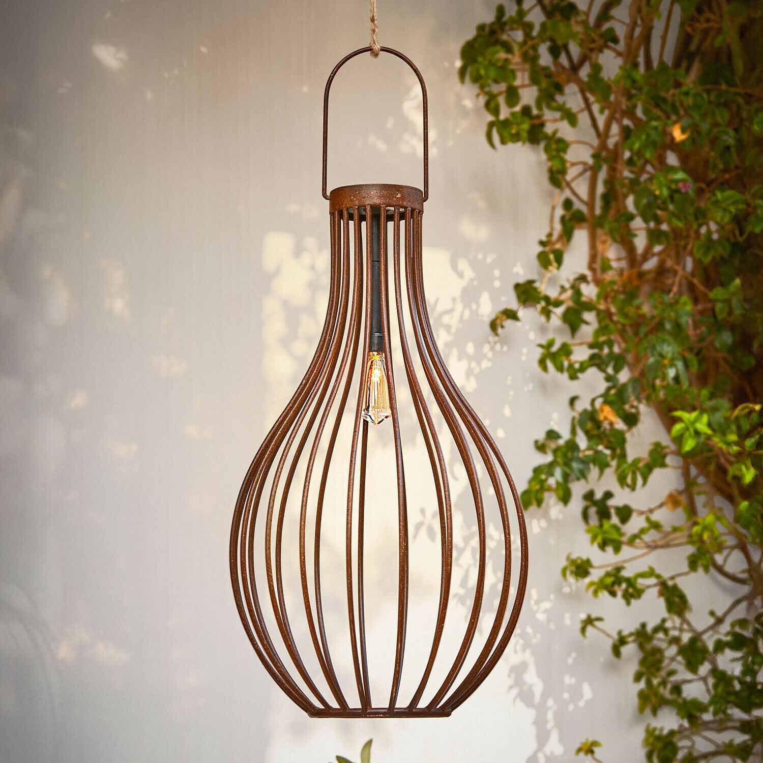 Lampada a sospensione in metallo arrugginito a forma di pera con lampadina visibile, decorazione da giardino