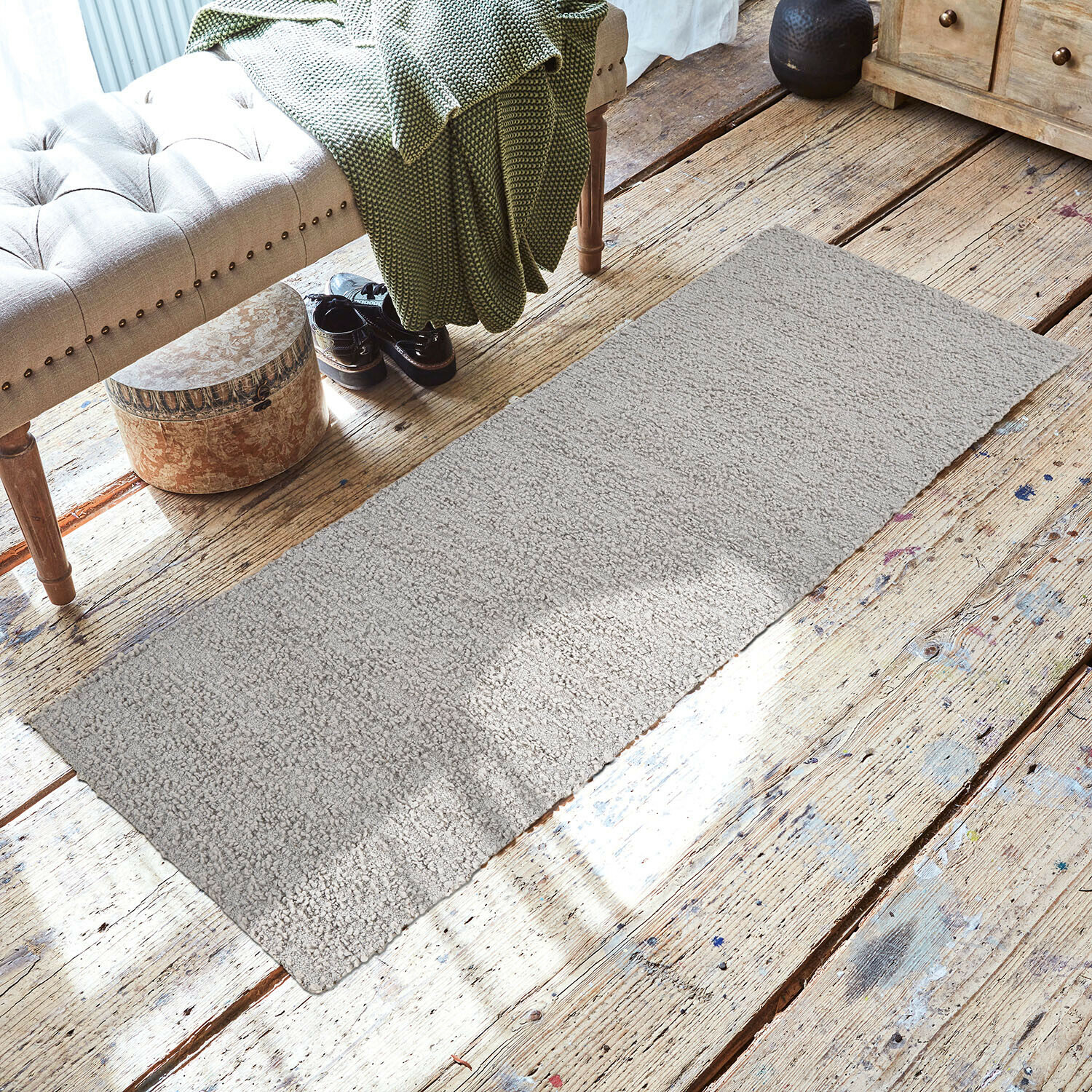 Corridore Kaleema Tappeto grigio in materiale morbido su pavimento in legno in ambiente accogliente con panca e coperta verde