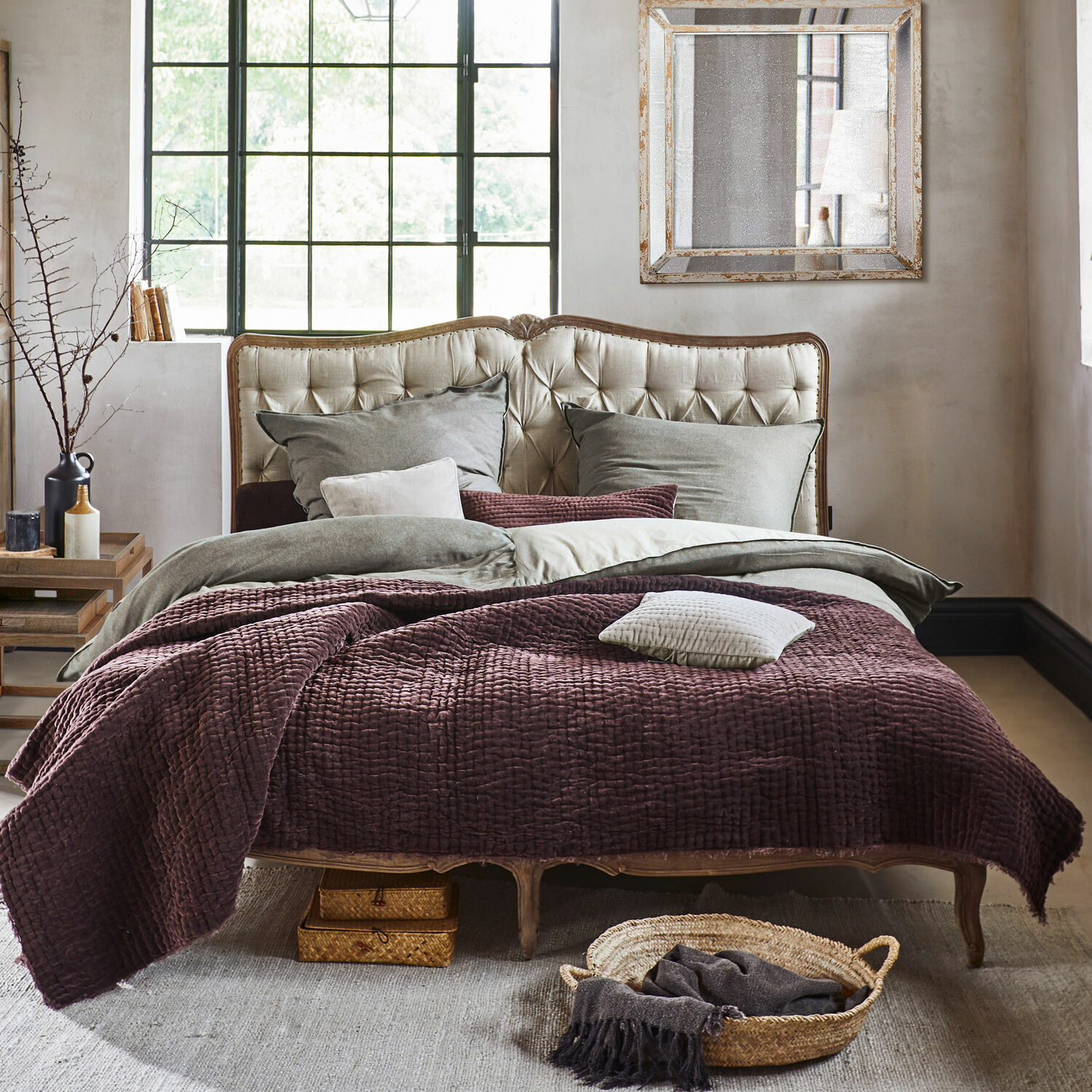 Letto Declaire Letto con testiera imbottita beige e coperta viola trapuntata in stile vintage