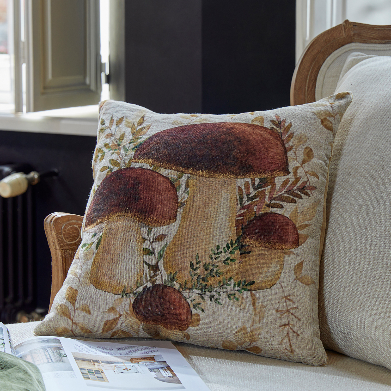 Cuscino decorativo in lino con stampa di funghi marroni e beige per soggiorno accogliente