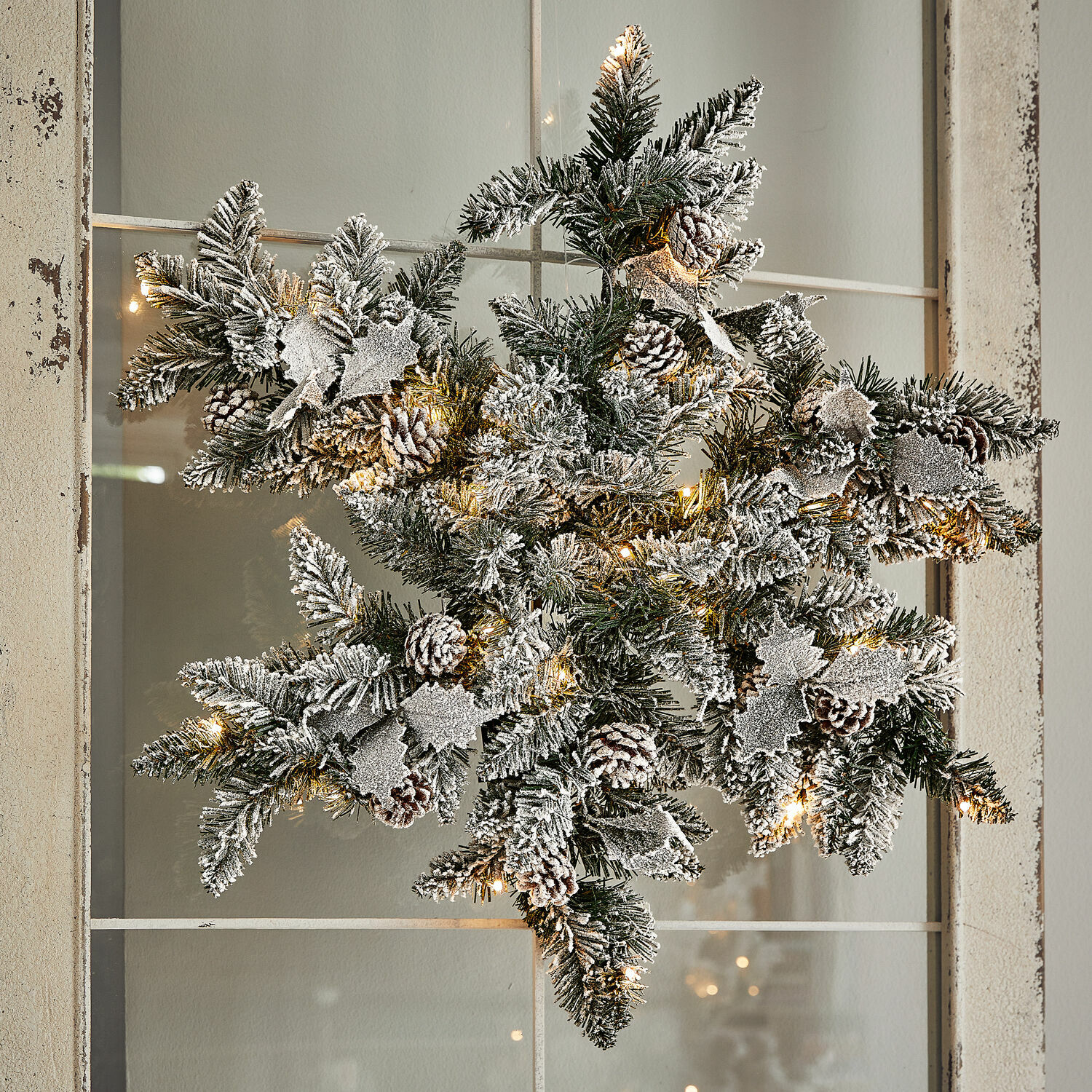 Fiocco di neve con luci a LED Azimara Decorazione natalizia a forma di stella con rami verdi, pigne innevate e luci LED calde