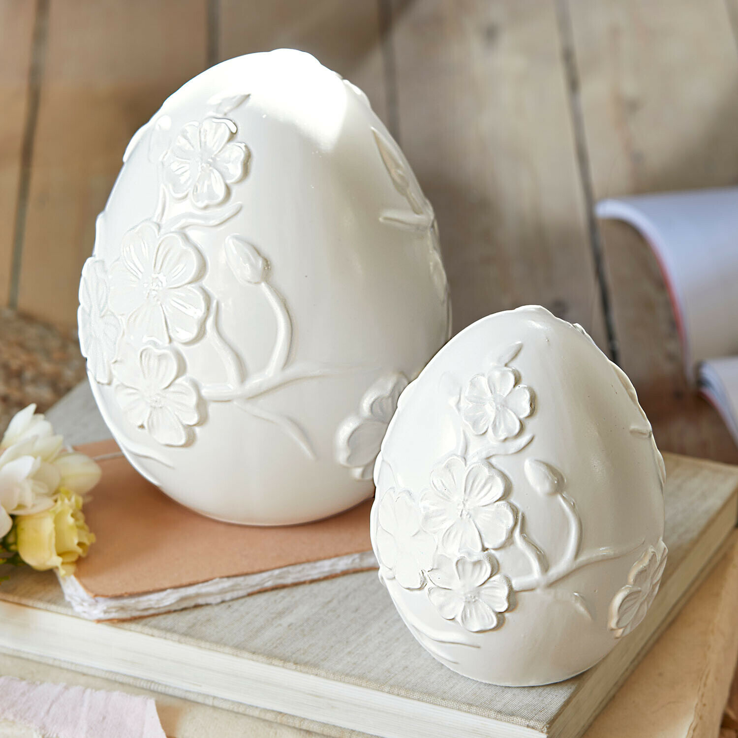 Coppia di uova di Pasqua Vent Élysien Uova decorative in ceramica bianca con motivo floreale in rilievo su libri, decorazione primaverile