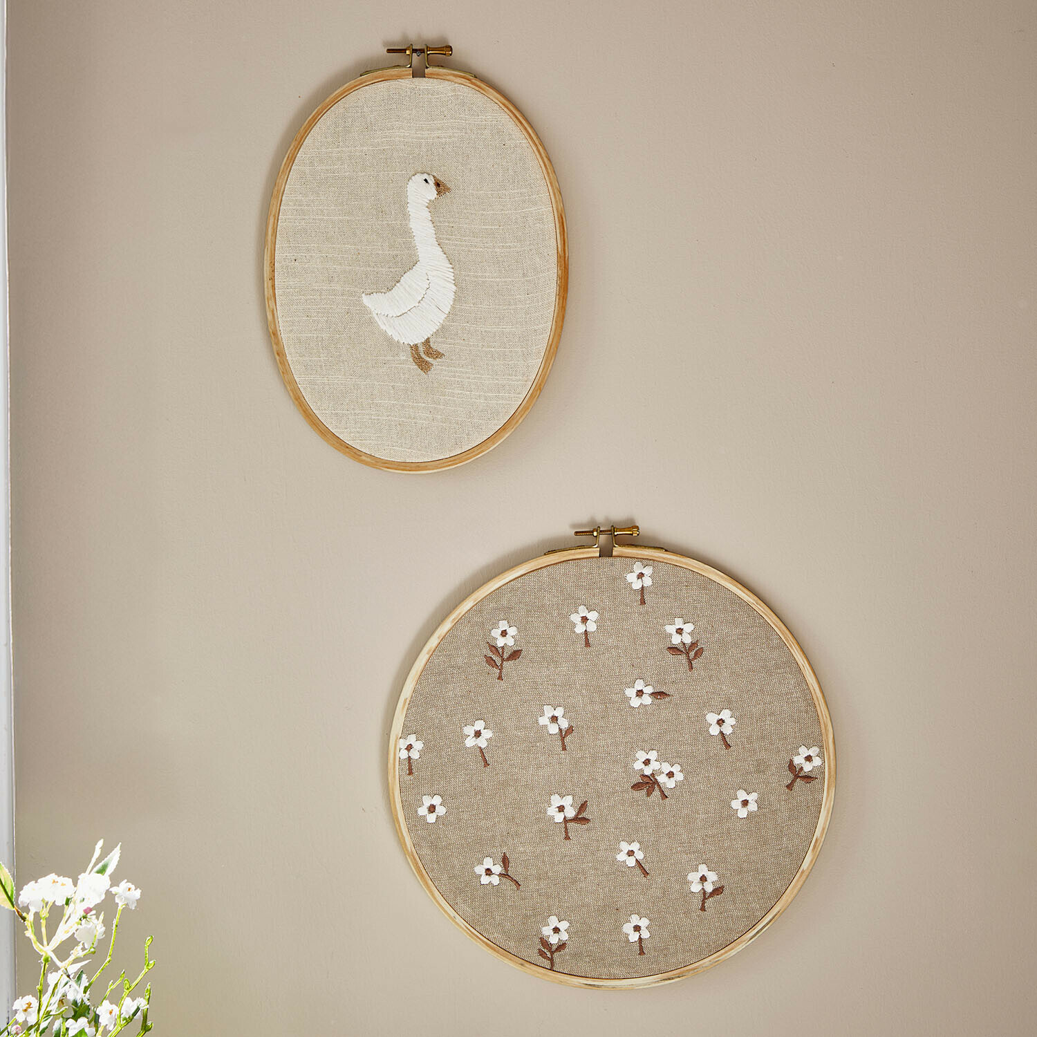 Coppia di quadretti Tillyboo Due tele da ricamo in lino naturale con oca bianca e motivo floreale appese al muro