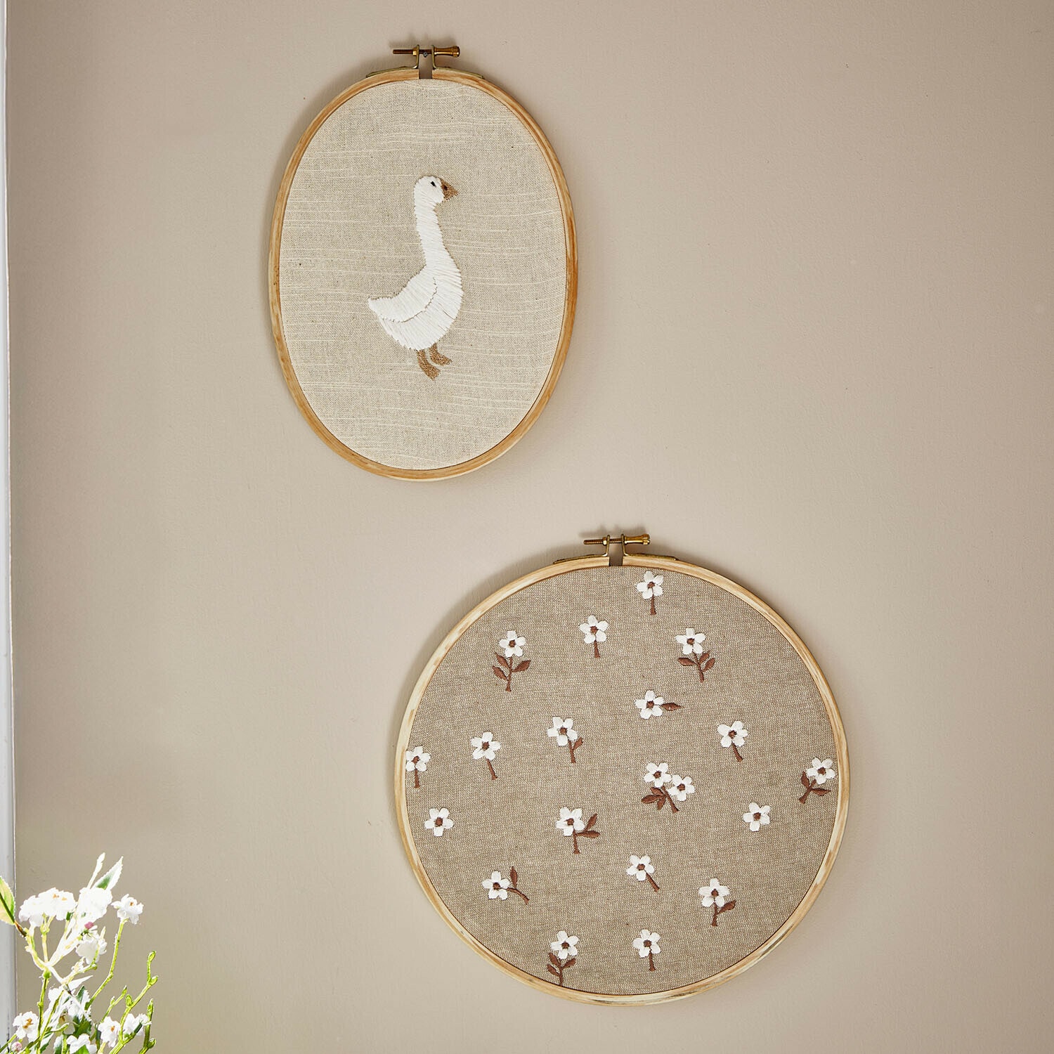 Coppia di quadretti Tillyboo Due tele da ricamo in lino naturale con oca bianca e motivo floreale appese al muro