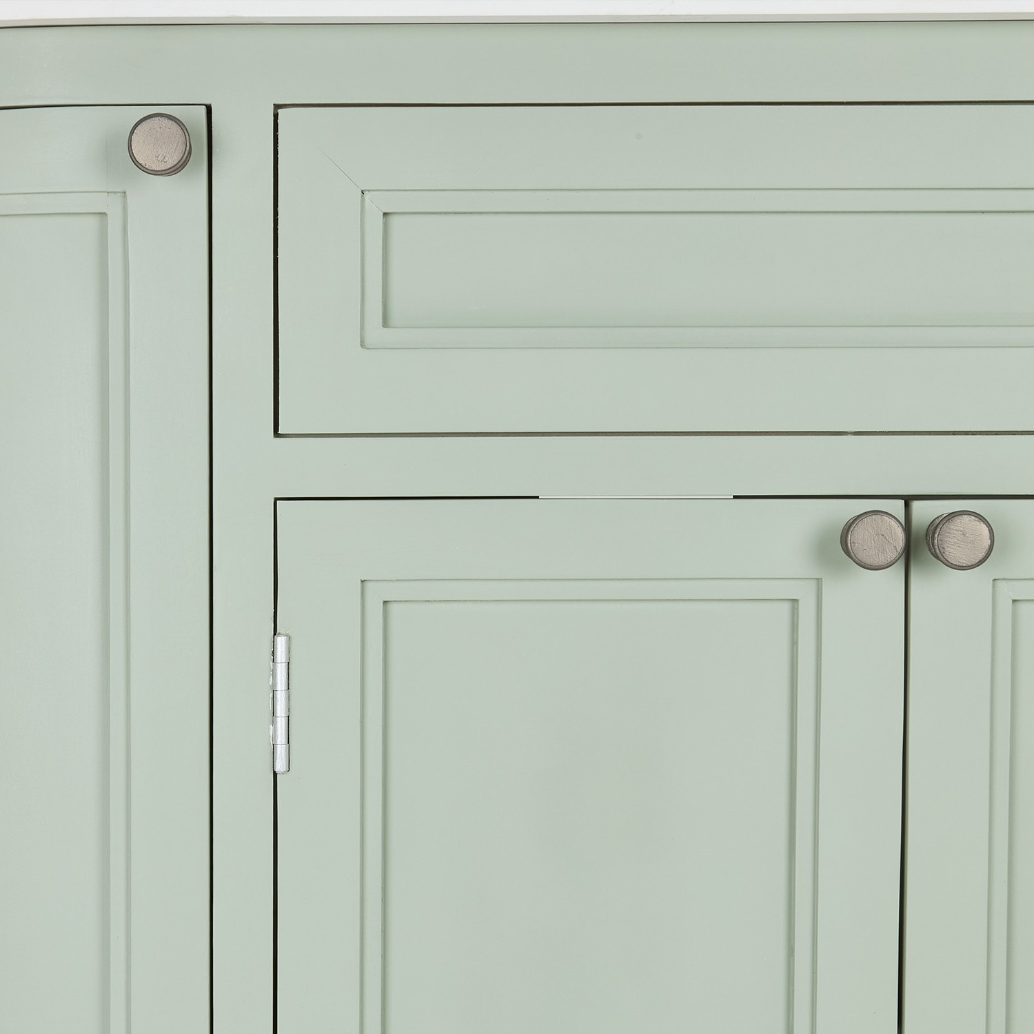 Anta di armadio verde pastello con pomelli in legno e pannelli classici per contenere