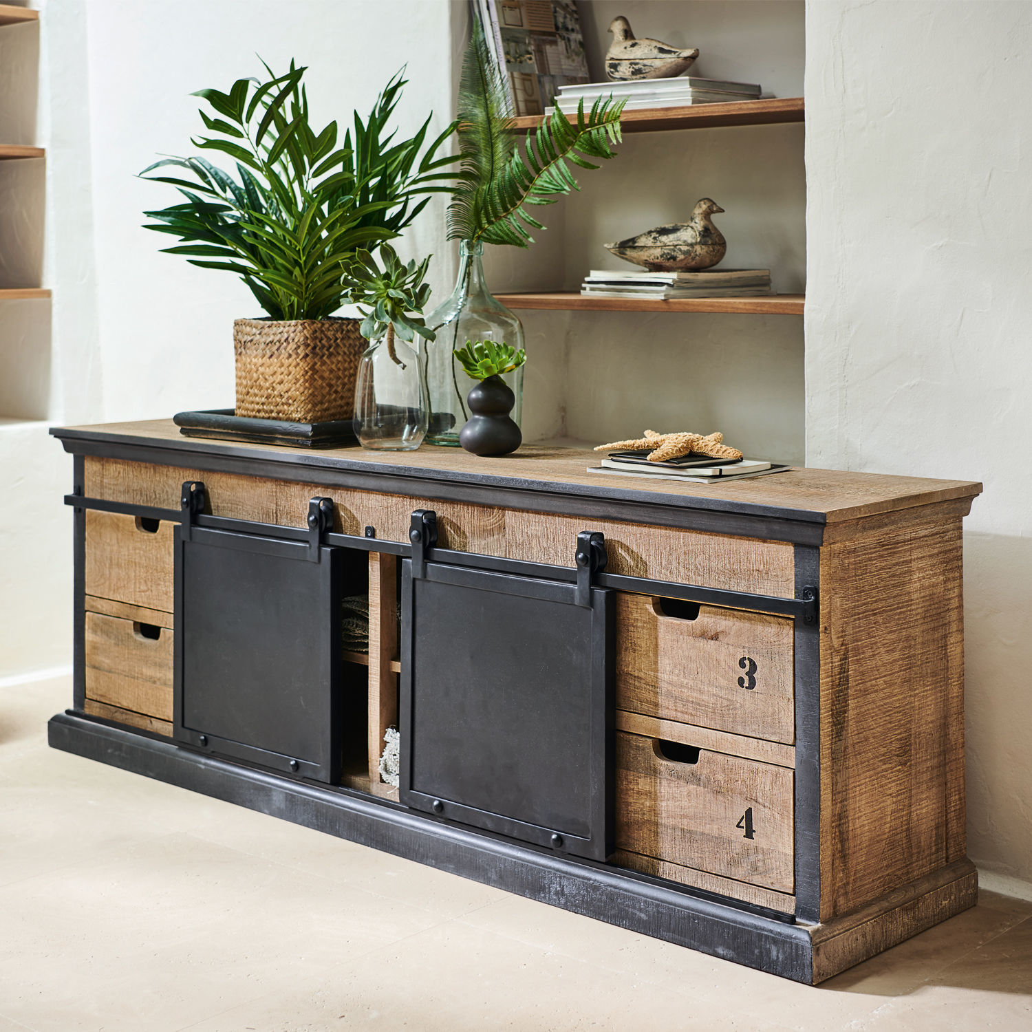 Comò Vulmont Credenza in legno di mango con ante scorrevoli in metallo nero e piante decorative in stile industriale