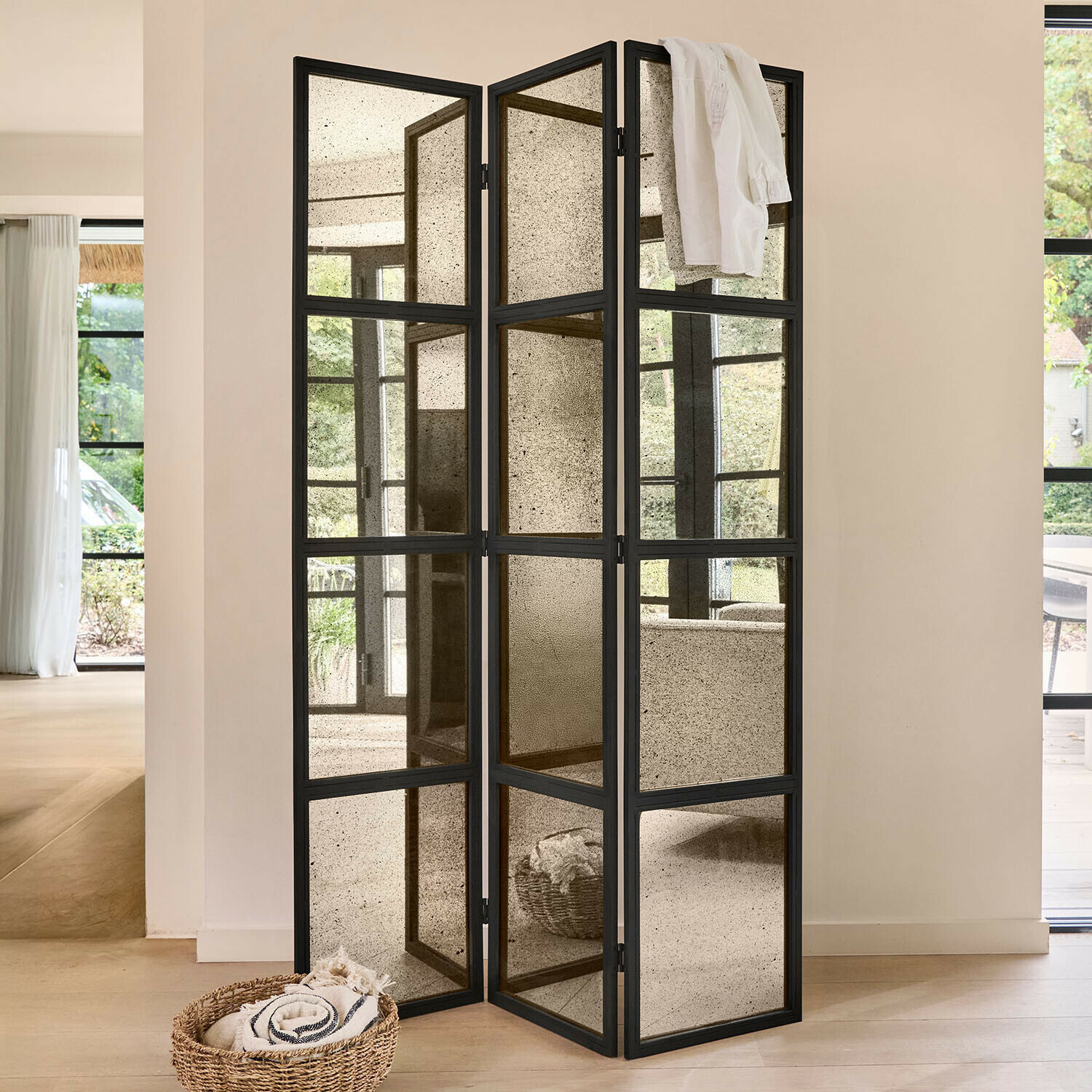 Paravento Ashwyn Paravento a tre pannelli con cornice in metallo nero e specchio invecchiato, elemento decorativo e funzionale
