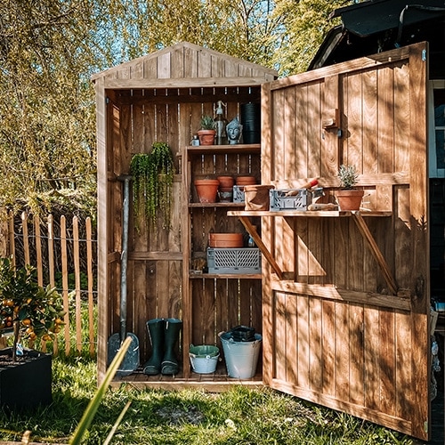 Casetta da giardino in legno naturale con scaffali e attrezzi, spazio di stoccaggio pratico per il giardinaggio