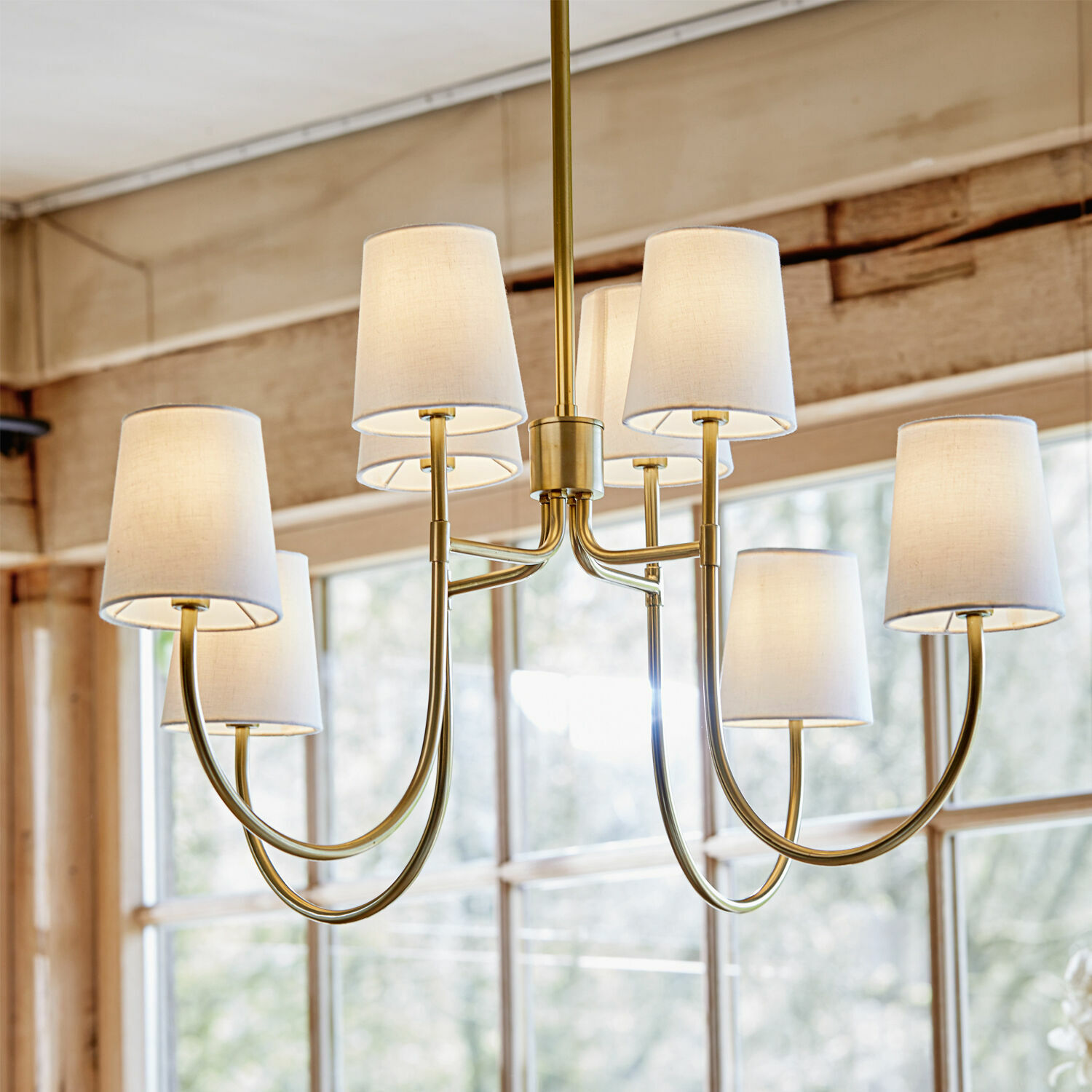 Lampada a sospensione Plainfield Lampadario dorato con otto paralumi bianchi in tessuto, illuminazione elegante per soggiorno