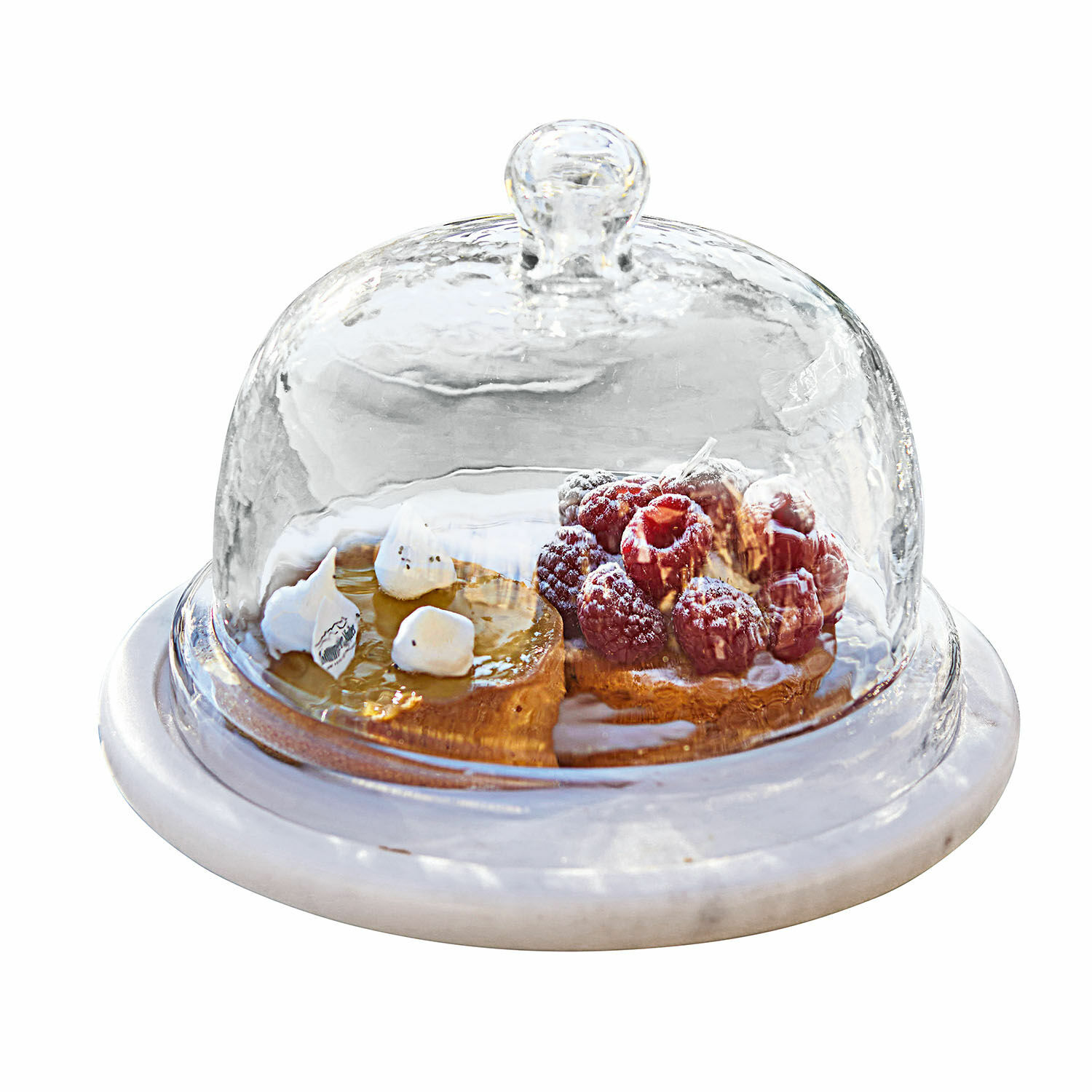 Campana di vetro con piatto Barnsdale Campana di vetro su base in marmo con dolci e lamponi sotto la cupola