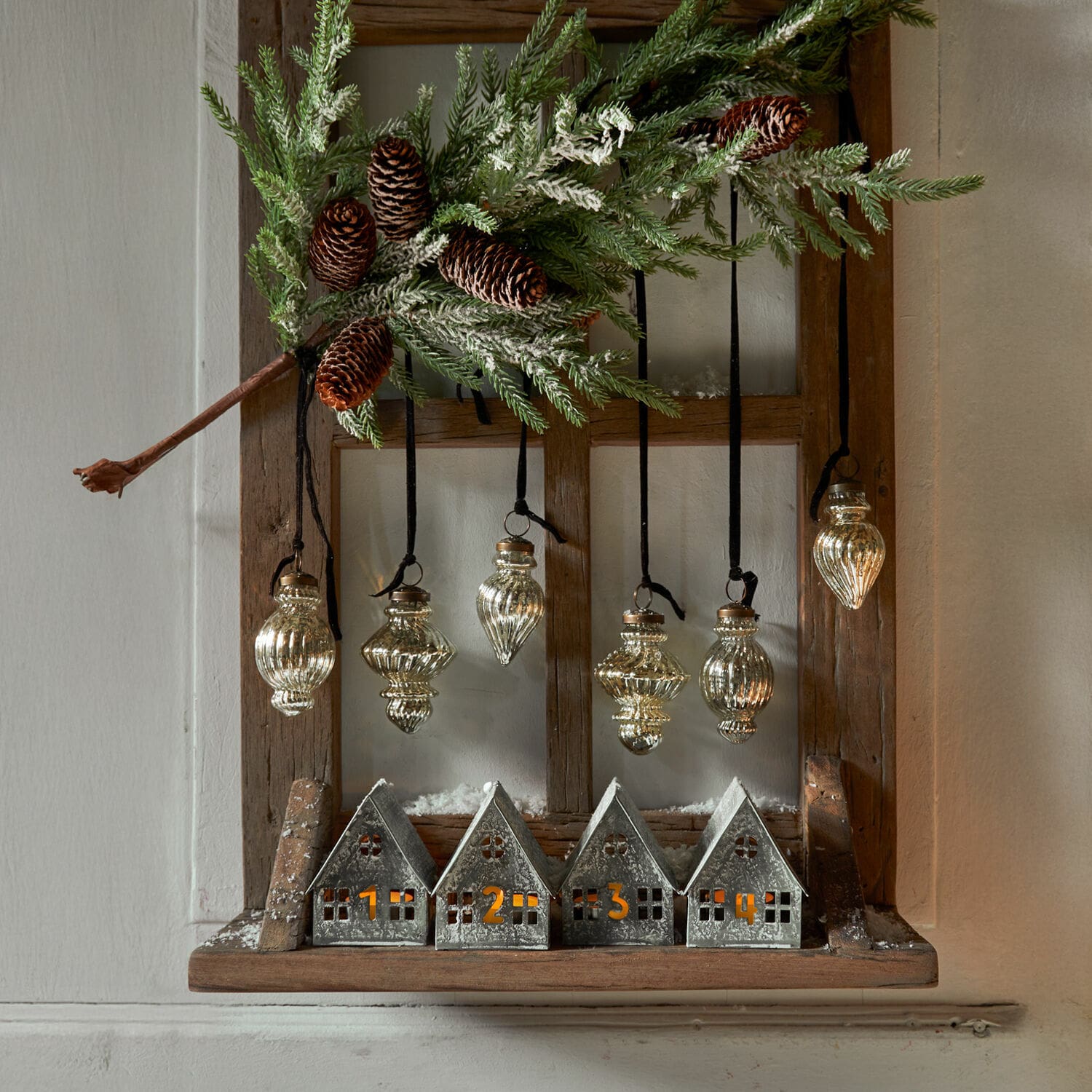 Set di 6 decorazioni natalizie Everelles Casette in metallo numerate da 1 a 4 con illuminazione, ornamenti in vetro appesi e ramo di pino