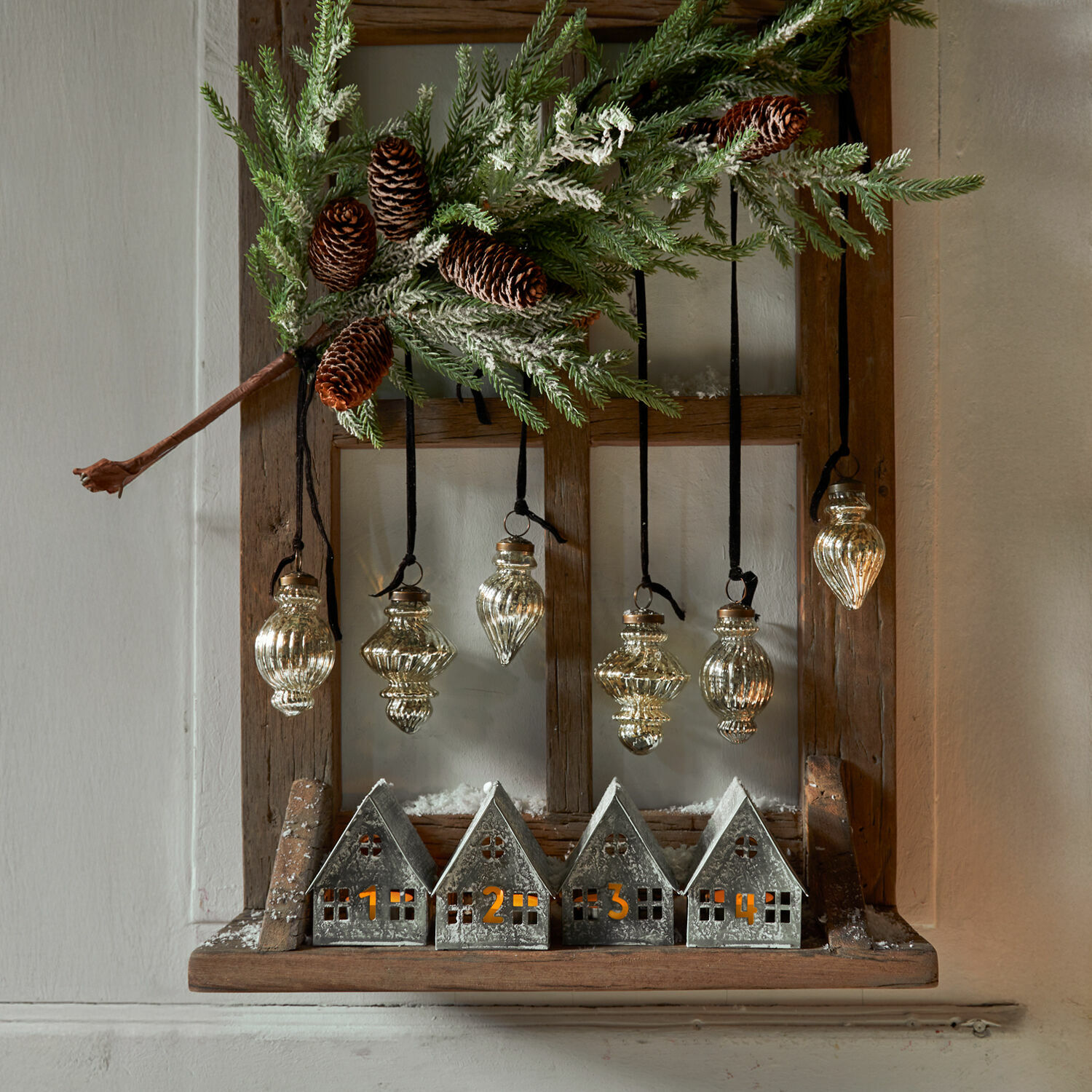 Set di 6 decorazioni natalizie Everelles Casette in metallo numerate da 1 a 4 con illuminazione, ornamenti in vetro appesi e ramo di pino