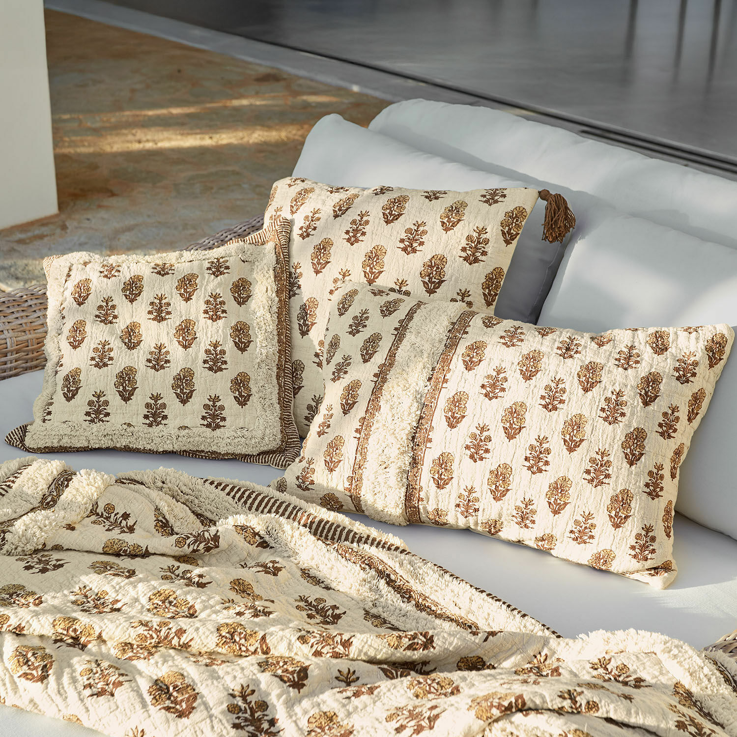 Set di 3 copricuscini Arsalan Set di cuscini e coperta in cotone beige con motivo floreale marrone per soggiorno