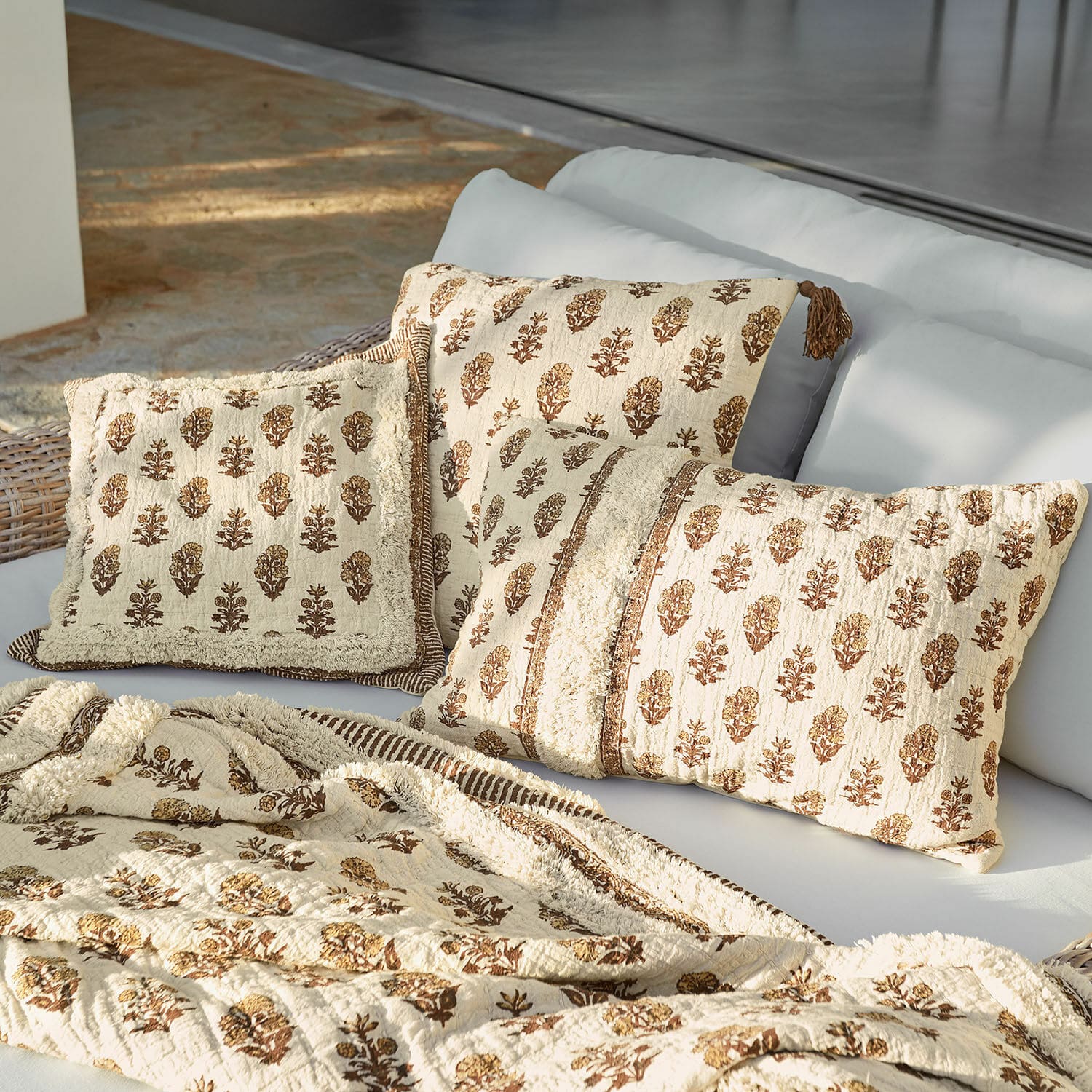 Set di 3 copricuscini Arsalan Set di cuscini e coperta in cotone beige con motivo floreale marrone per soggiorno