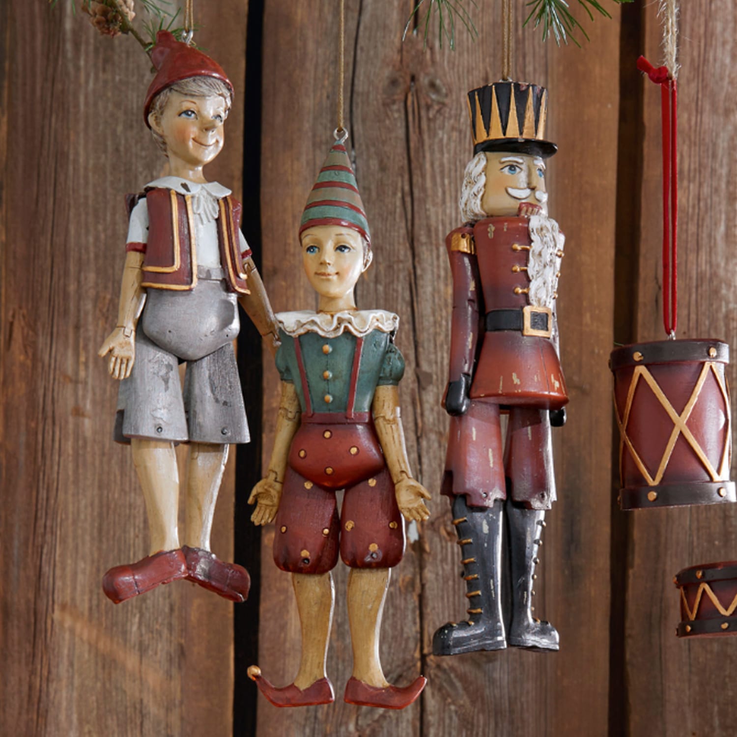Decorazioni natalizie in legno Pinocchio, clown e soldato con costumi rosso-verdi