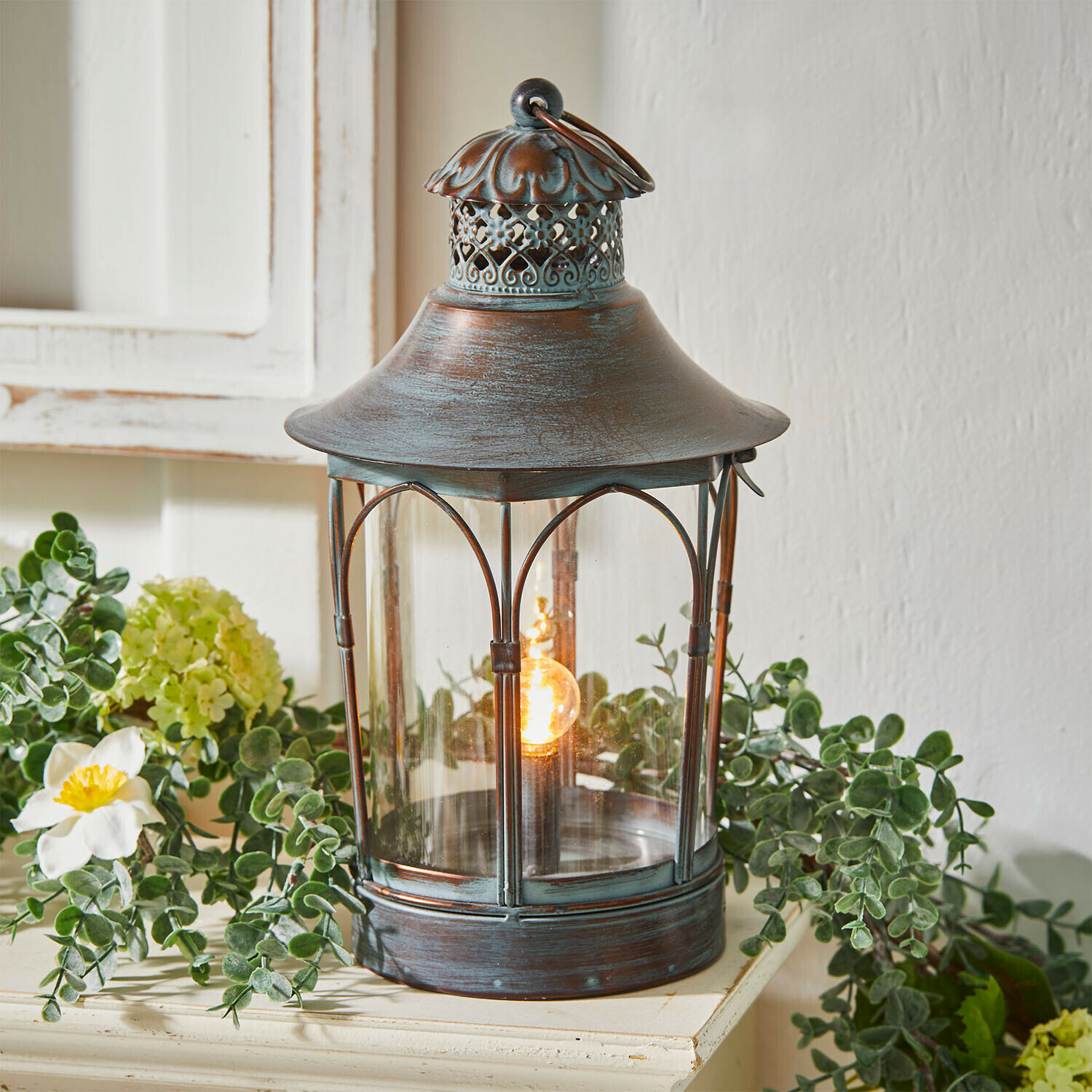 Lanterna decorativa in metallo stile vintage con vetro trasparente e luce LED calda