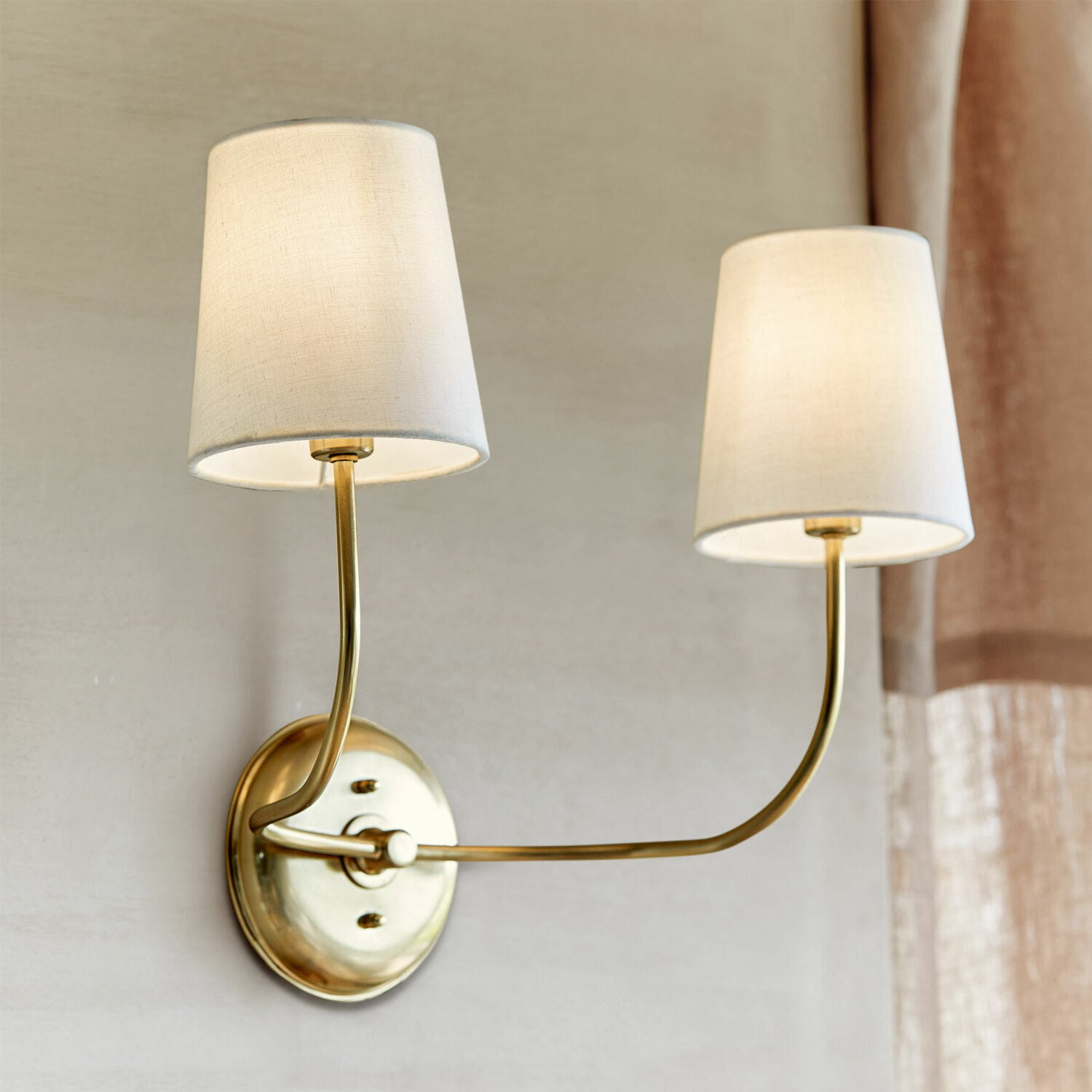 Lampada da parete Plainfield Applique doppia in ottone con paralumi in tessuto crema per illuminazione interna elegante