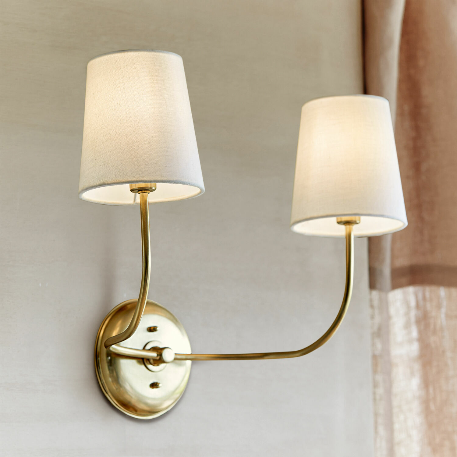 Lampada da parete Plainfield Applique doppia in ottone con paralumi in tessuto crema per illuminazione interna elegante