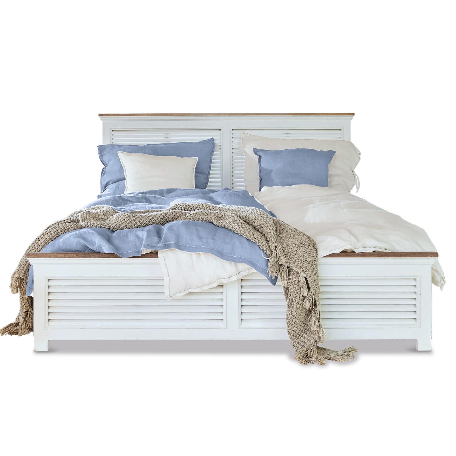 Letto Antje Letto in legno bianco con biancheria da letto blu e crema e coperta beige, stile scandinavo